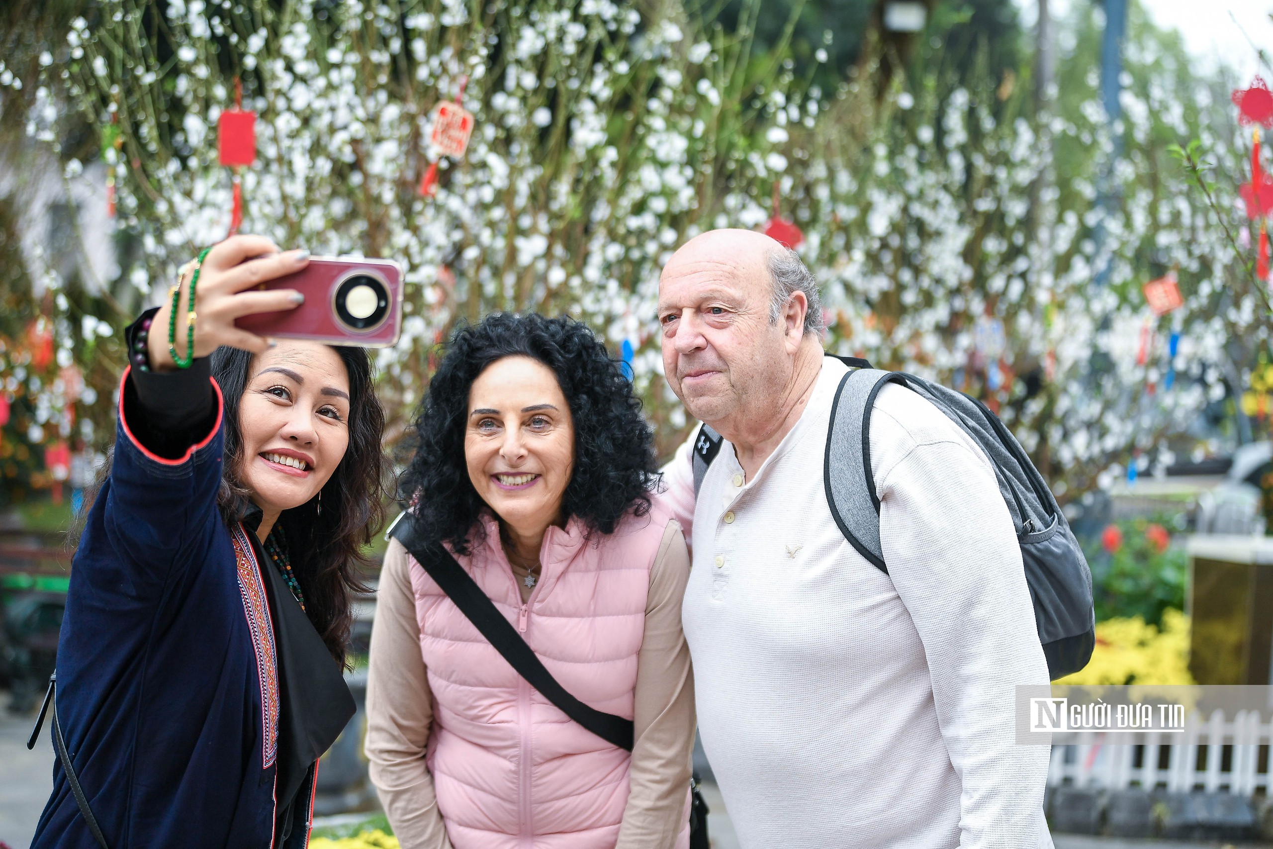 H&agrave; Nội: Người d&acirc;n h&agrave;o hứng "check-in" với 300 gốc đ&agrave;o cổ- Ảnh 6.