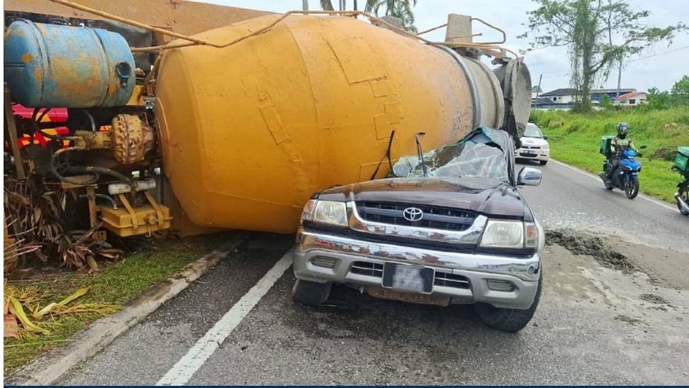 Xe trộn xi măng lật nghiêng, đè bẹp xe ô tô khiến tài xế tử vong- Ảnh 1. Xe trộn xi măng lật nghiêng, đè bẹp xe ô tô khiến tài xế tử vong- Ảnh 1.