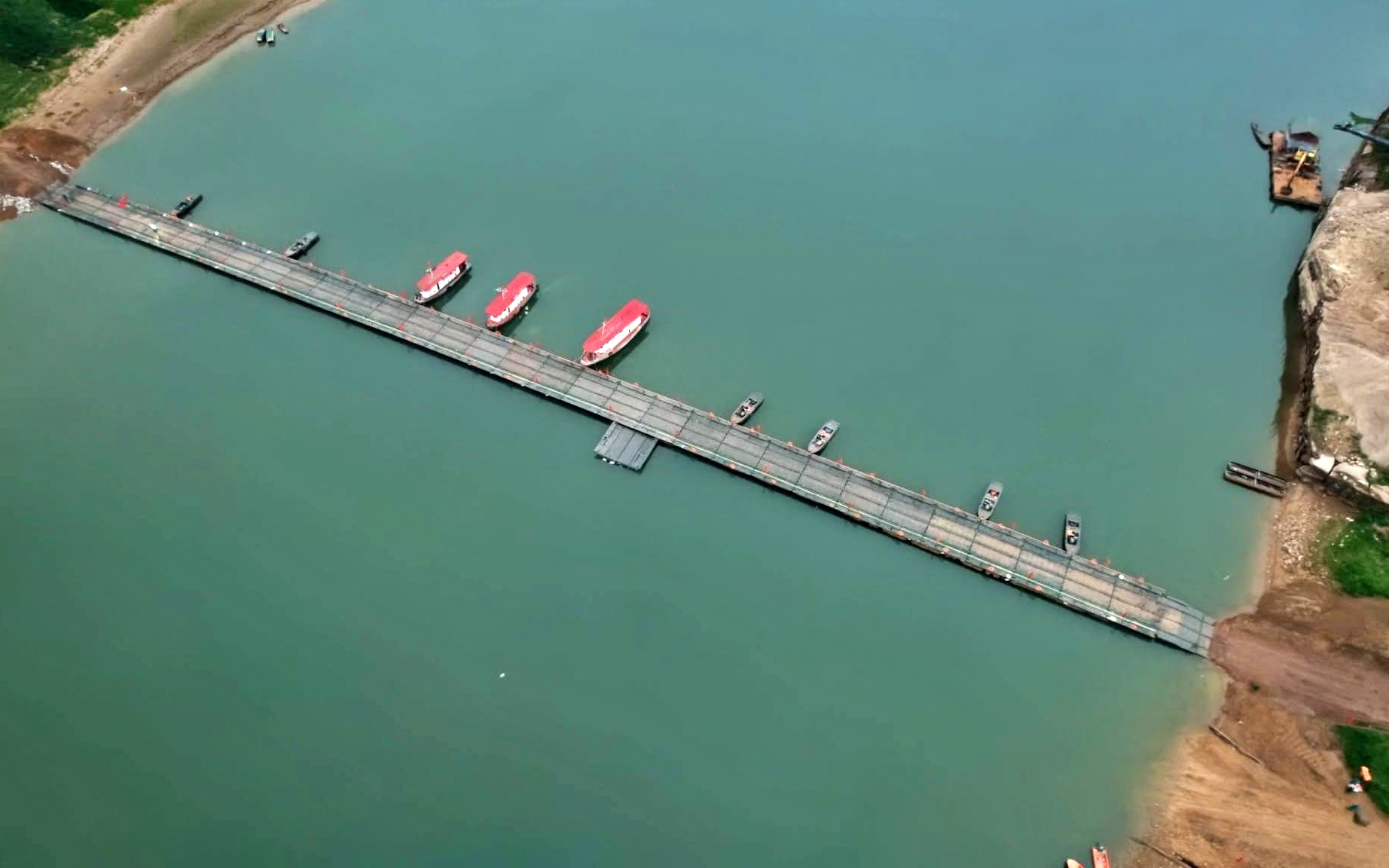 Cầu phao s&ocirc;ng L&ocirc; ho&agrave;n th&agrave;nh thần tốc, kịp phục vụ người d&acirc;n đi lại trước 29 Tết B&iacute;nh Ngọ- Ảnh 5.