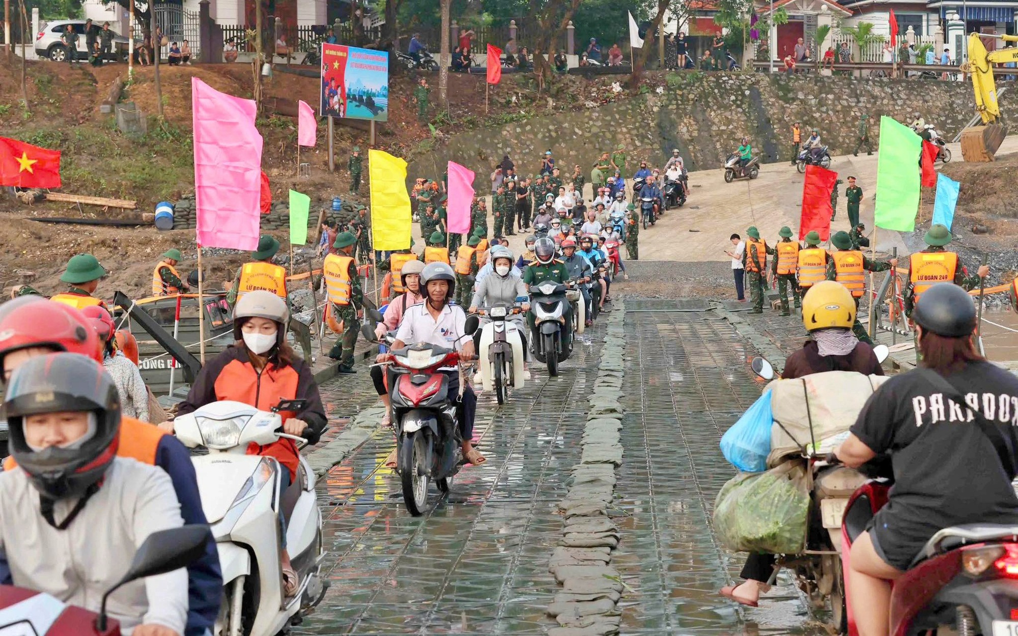 Cầu phao s&ocirc;ng L&ocirc; ho&agrave;n th&agrave;nh thần tốc, kịp phục vụ người d&acirc;n đi lại trước 29 Tết B&iacute;nh Ngọ- Ảnh 4.