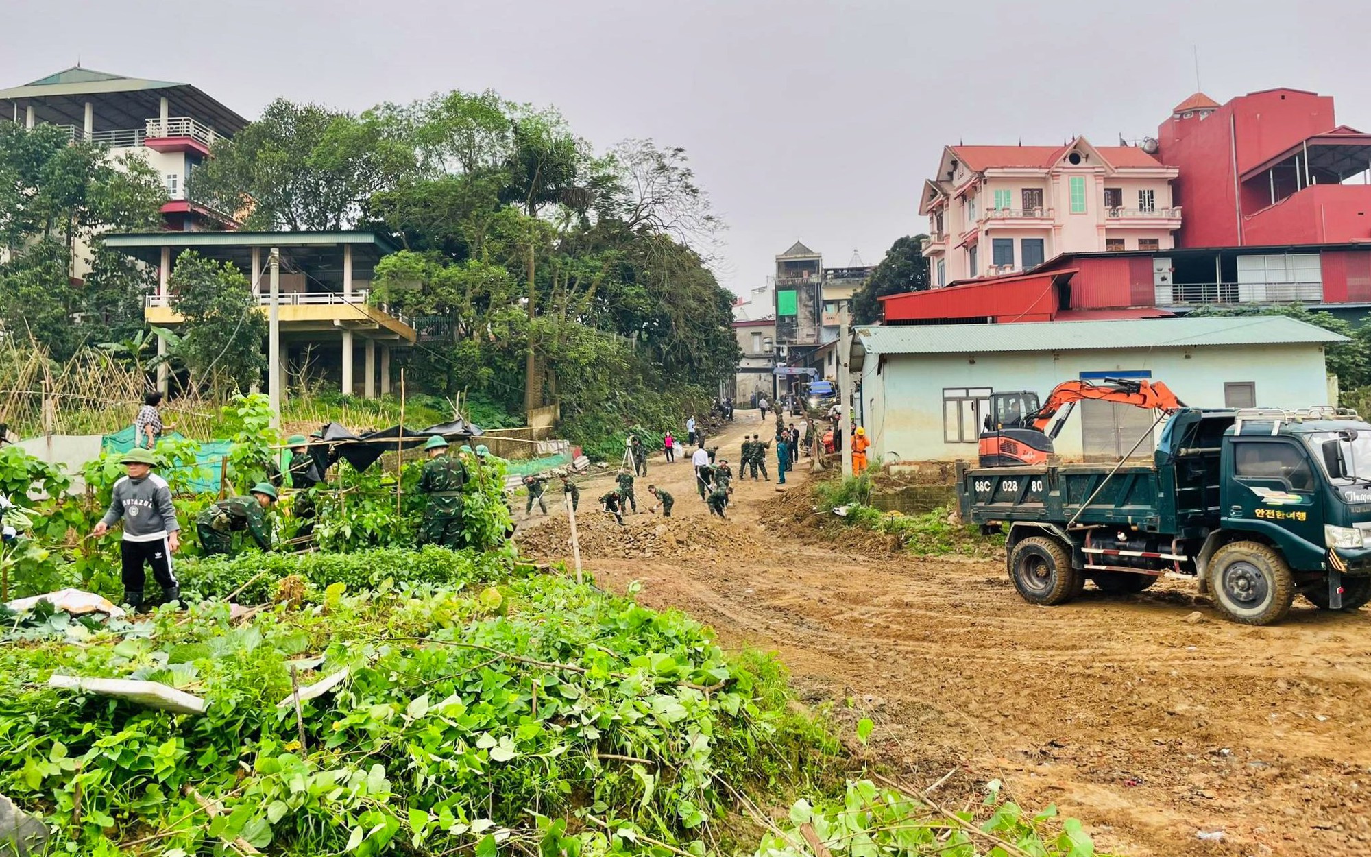 Cầu phao s&ocirc;ng L&ocirc; ho&agrave;n th&agrave;nh thần tốc, kịp phục vụ người d&acirc;n đi lại trước 29 Tết B&iacute;nh Ngọ- Ảnh 2.