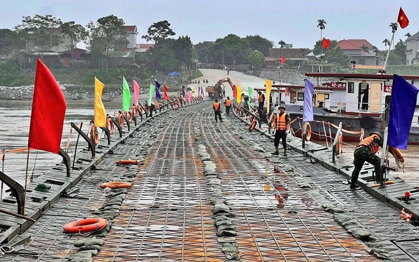 Cầu phao s&ocirc;ng L&ocirc; ho&agrave;n th&agrave;nh thần tốc, kịp phục vụ người d&acirc;n đi lại trước 29 Tết B&iacute;nh Ngọ- Ảnh 1.