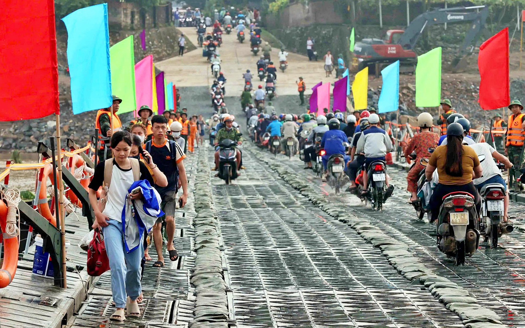 Cầu phao s&ocirc;ng L&ocirc; ho&agrave;n th&agrave;nh thần tốc, kịp phục vụ người d&acirc;n đi lại trước 29 Tết B&iacute;nh Ngọ- Ảnh 3.