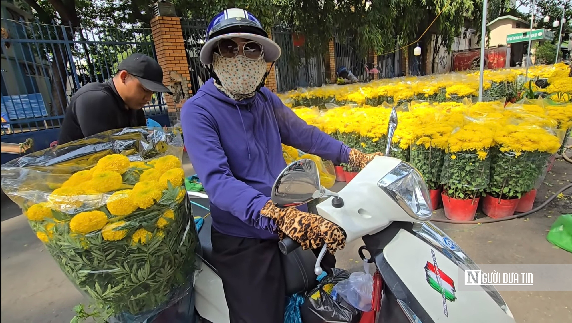 Chợ hoa tết ở Tp.HCM, kẻ khóc người cười- Ảnh 19.