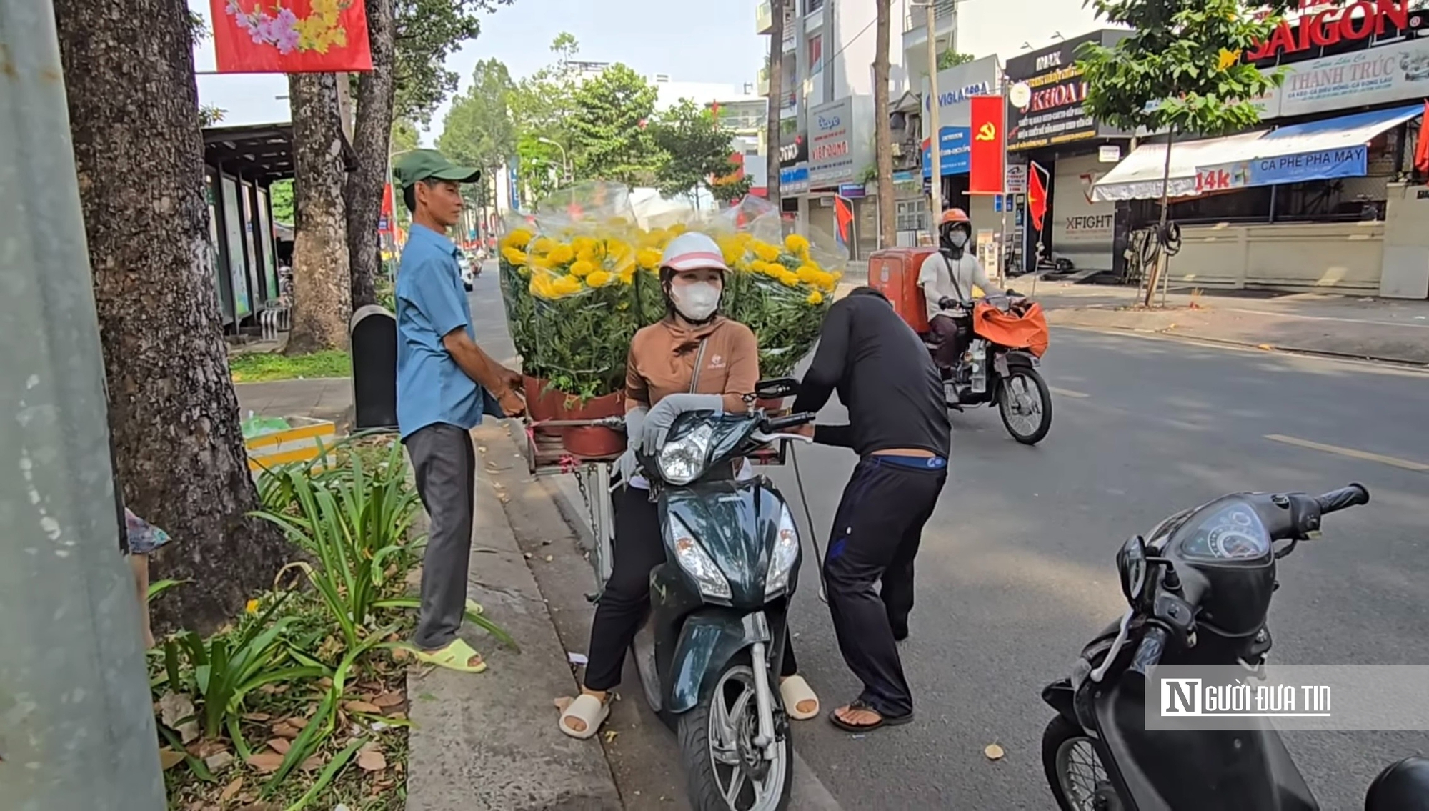 Chợ hoa tết ở Tp.HCM, kẻ khóc người cười- Ảnh 21.