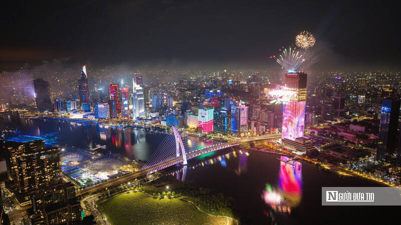 Tp.HCM rực rỡ sắc màu đêm pháo hoa giao thừa- Ảnh 2.