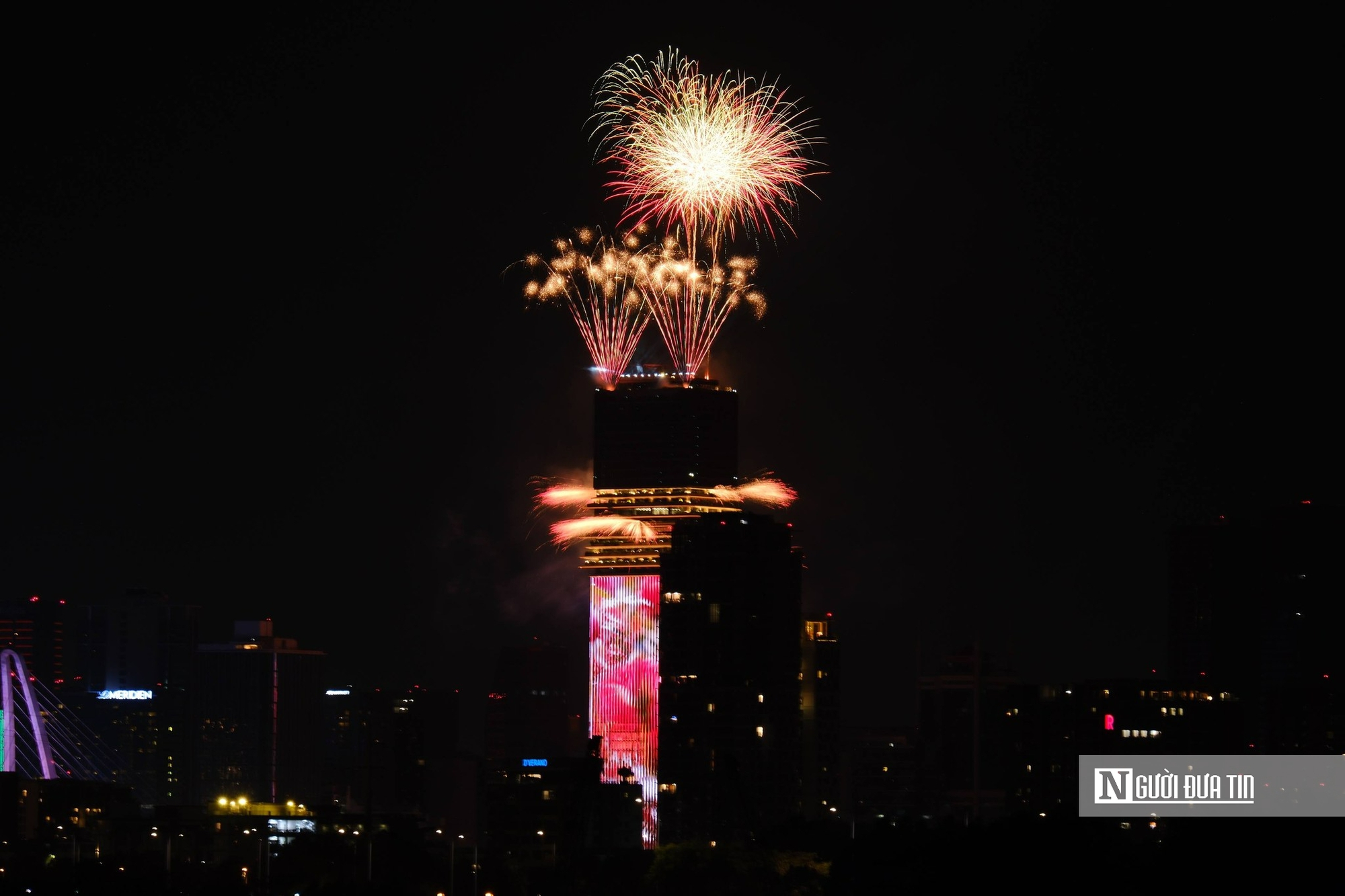 Tp.HCM rực rỡ sắc màu đêm pháo hoa giao thừa- Ảnh 3.