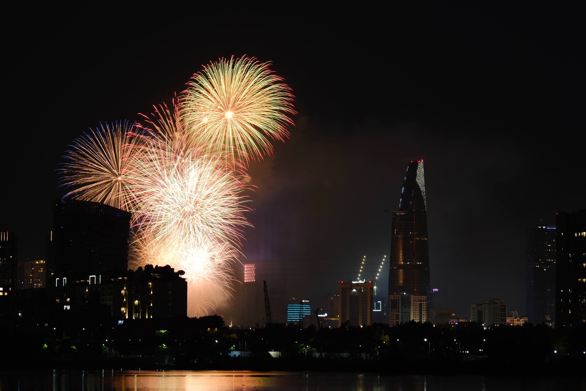 Tp.HCM rực rỡ sắc màu đêm pháo hoa giao thừa- Ảnh 5.