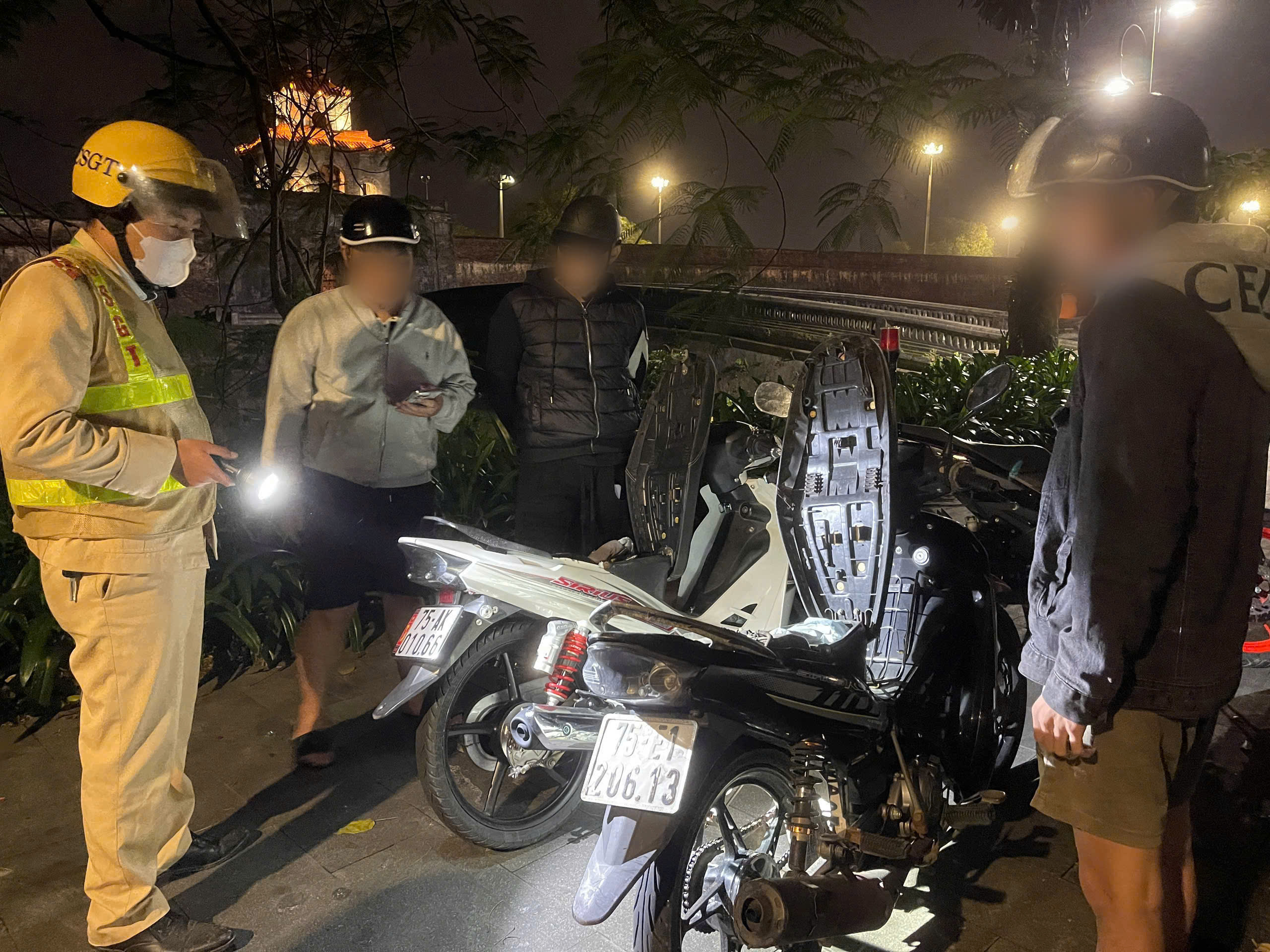 ‘Thức cho dân vui chơi, gác cho dân ngủ ngon’- Ảnh 1. ‘Thức cho dân vui chơi, gác cho dân ngủ ngon’- Ảnh 1.