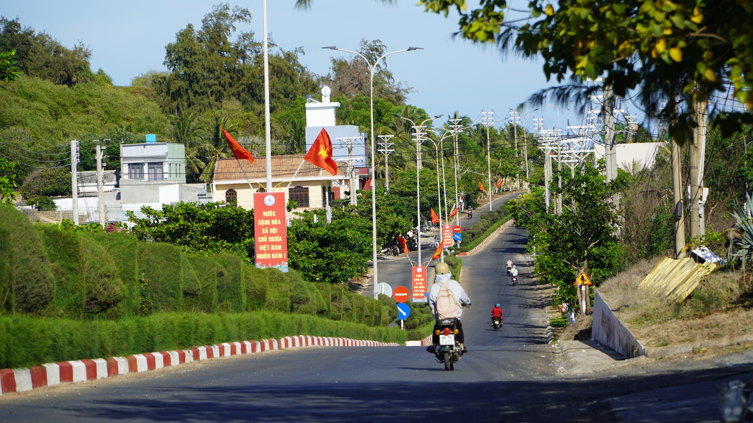 Đặc khu Phú Quý: “Viên ngọc thô” đang vươn mình giữa biển khơi- Ảnh 3. Đặc khu Phú Quý: “Viên ngọc thô” đang vươn mình giữa biển khơi- Ảnh 3.