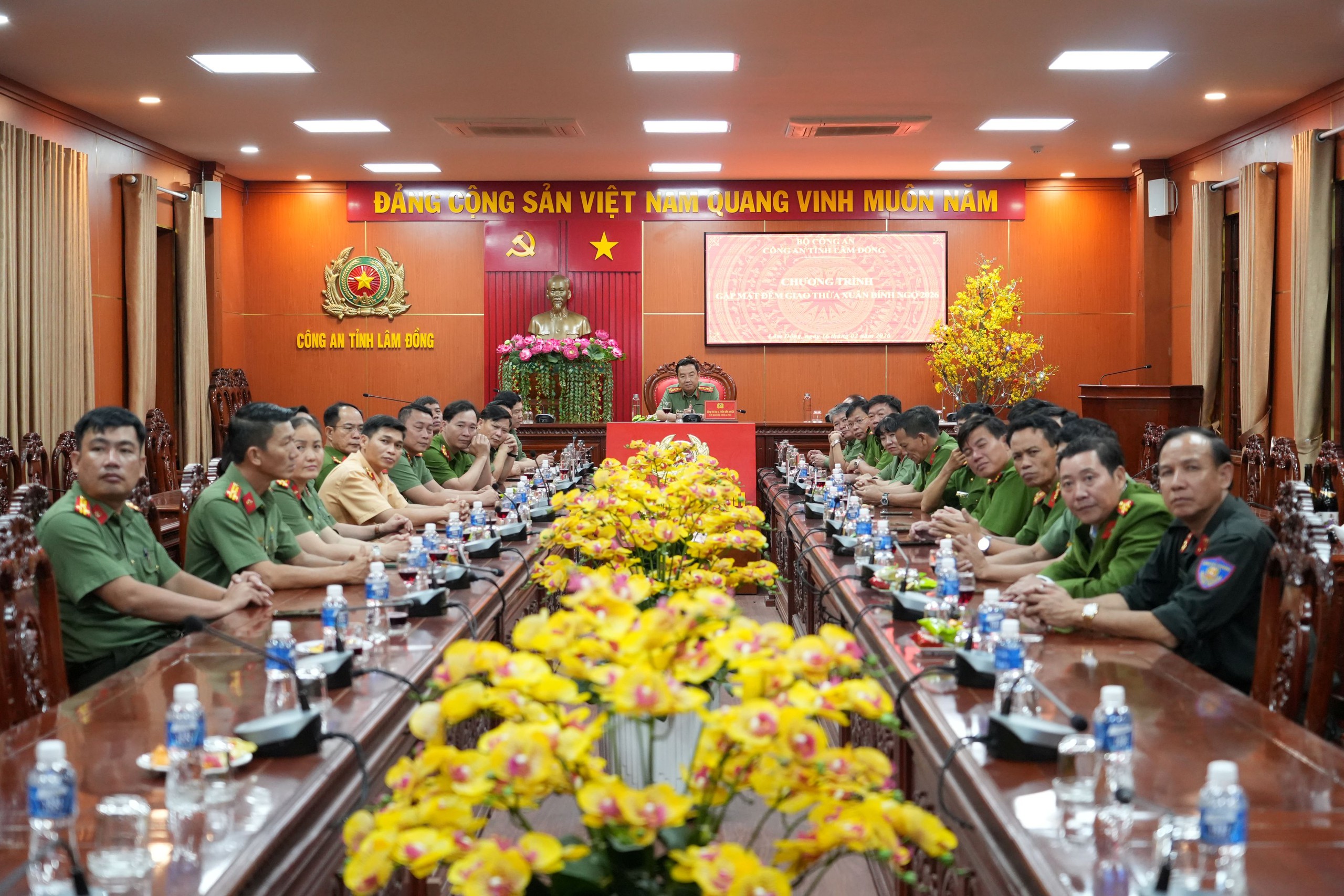 Trắng đêm giữ bình yên: Công an Lâm Đồng trực chiến xuyên giao thừa- Ảnh 2. Trắng đêm giữ bình yên: Công an Lâm Đồng trực chiến xuyên giao thừa- Ảnh 2.