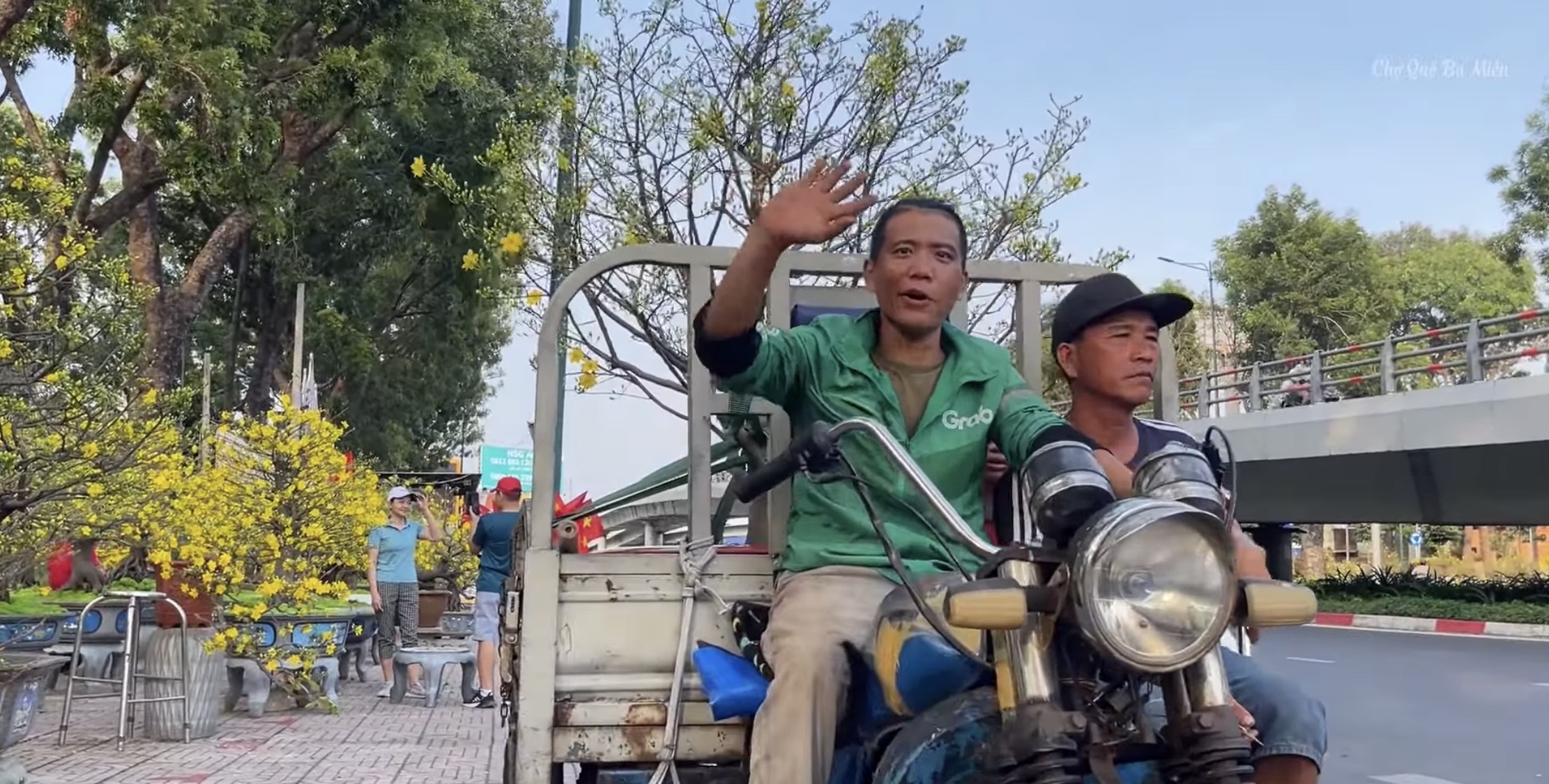 Chợ hoa tết ở Tp.HCM, kẻ khóc người cười- Ảnh 17.