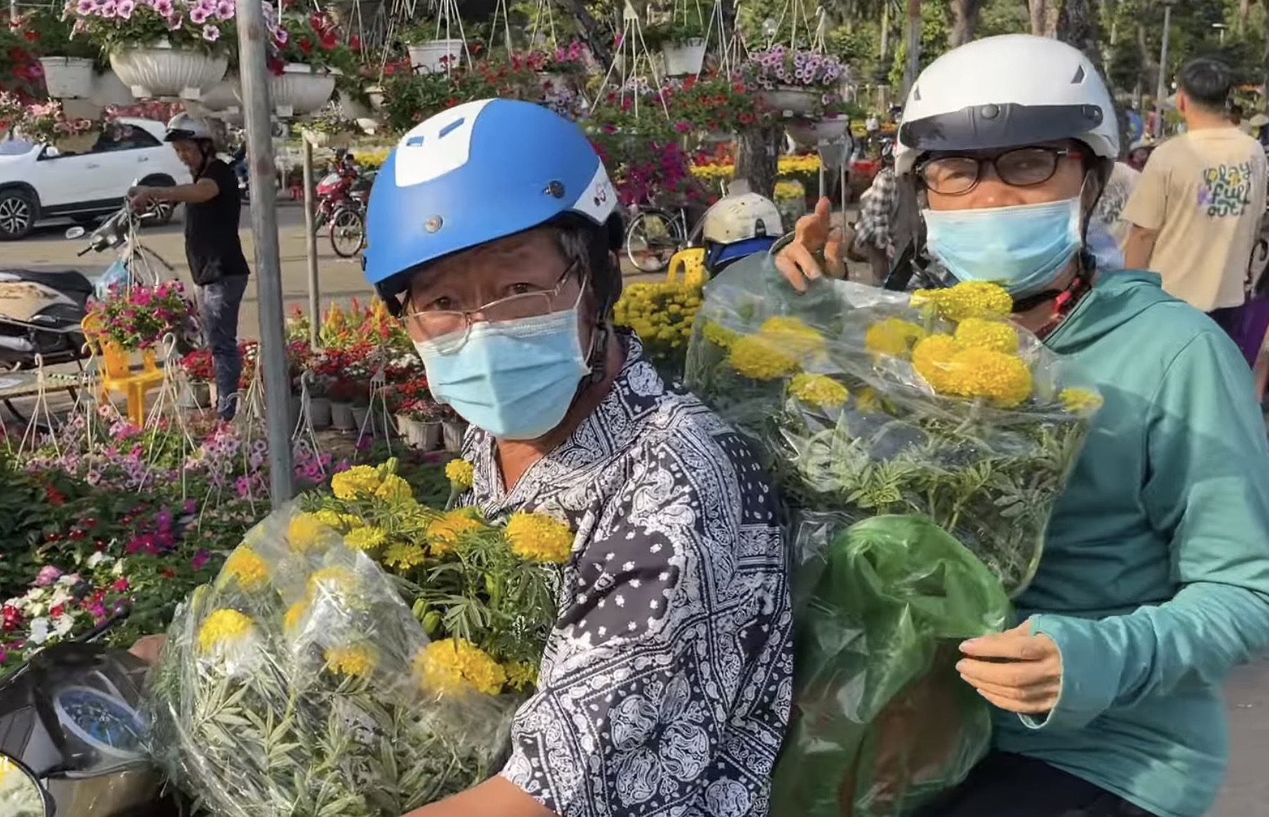 Chợ hoa tết ở Tp.HCM, kẻ khóc người cười- Ảnh 18.