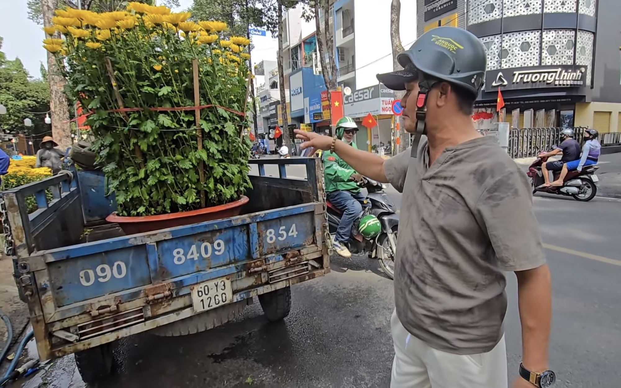 Sát Tết, chợ hoa Gia Định tấp nập nhưng nhiều chủ buộc xả lỗ, đổ bỏ hàng