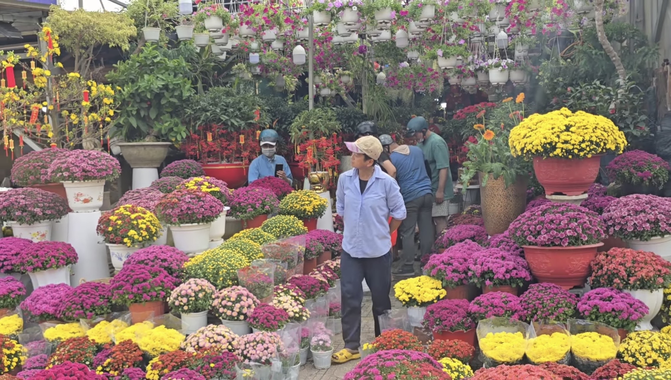 Chợ hoa tết ở Tp.HCM, kẻ khóc người cười- Ảnh 15.