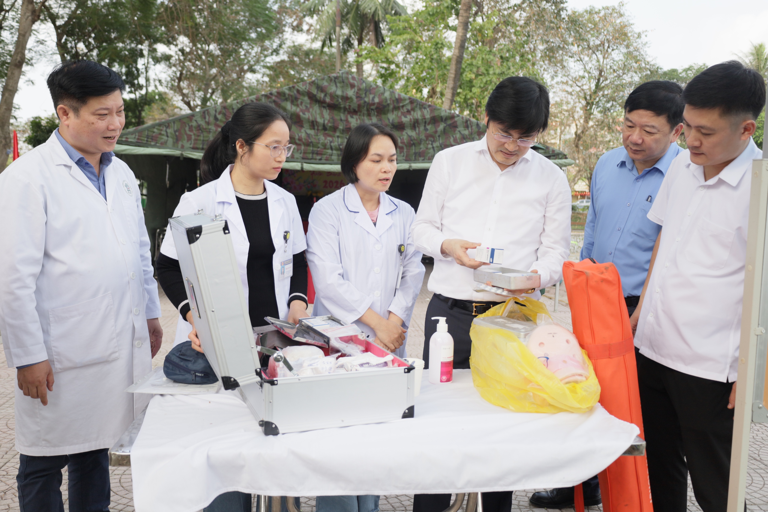 Hà Nội: Bố trí nhân viên y tế, xe cứu thương túc trực 24/24 phục vụ bắn pháo hoa Tết Nguyên đán- Ảnh 1. Hà Nội: Bố trí nhân viên y tế, xe cứu thương túc trực 24/24 phục vụ bắn pháo hoa Tết Nguyên đán- Ảnh 1.