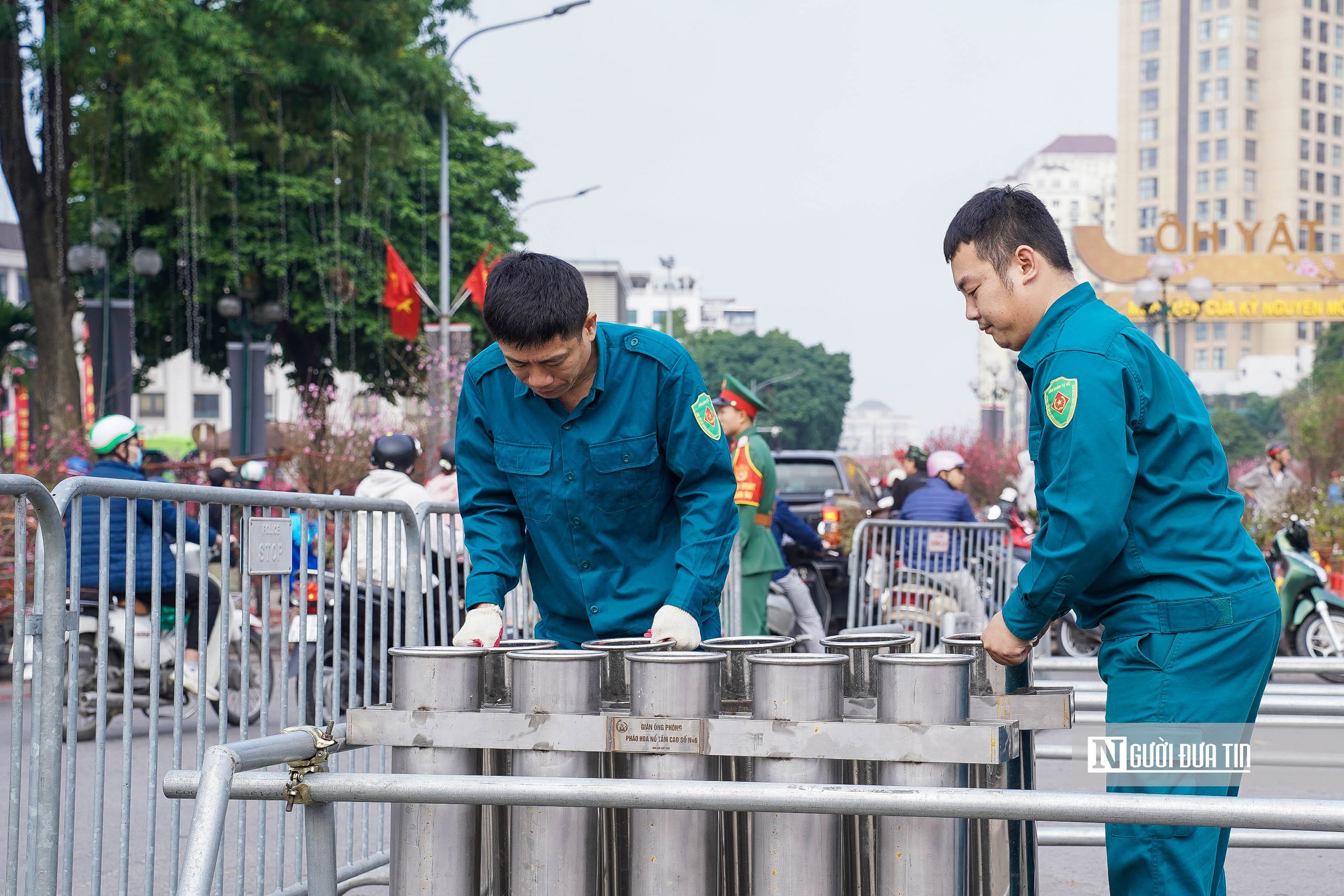 H&agrave; Nội: An ninh thắt chặt xung quanh c&aacute;c trật địa ph&aacute;o hoa - Ảnh 4.