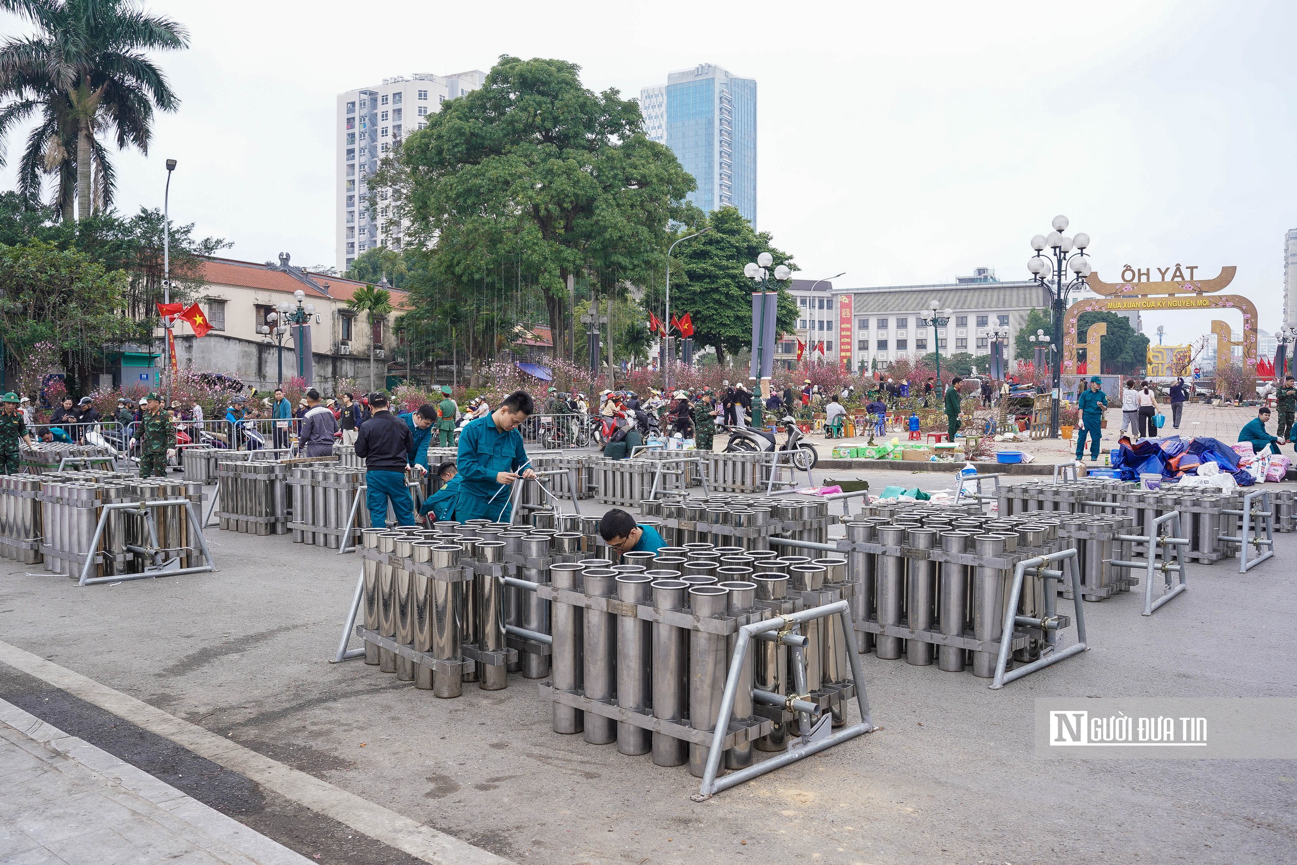 H&agrave; Nội: An ninh thắt chặt xung quanh c&aacute;c trật địa ph&aacute;o hoa - Ảnh 1.