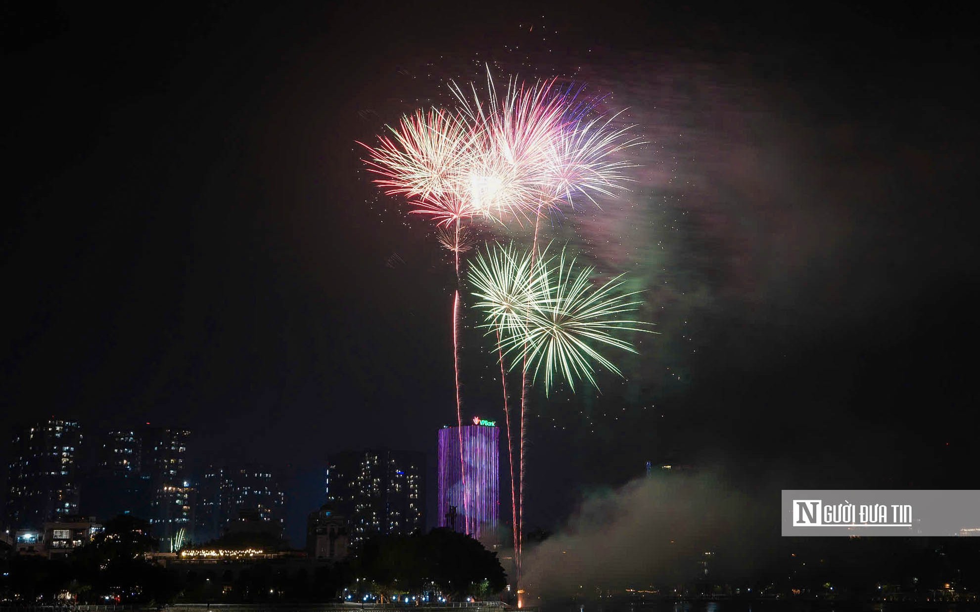 Tp.HCM rực rỡ sắc màu đêm pháo hoa giao thừa- Ảnh 13.