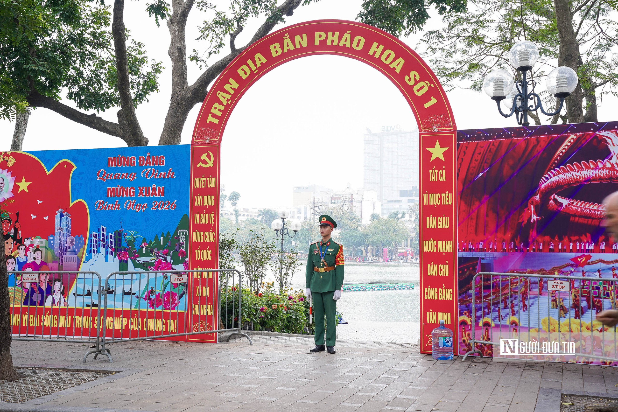 H&agrave; Nội: An ninh thắt chặt xung quanh c&aacute;c trật địa ph&aacute;o hoa - Ảnh 17.