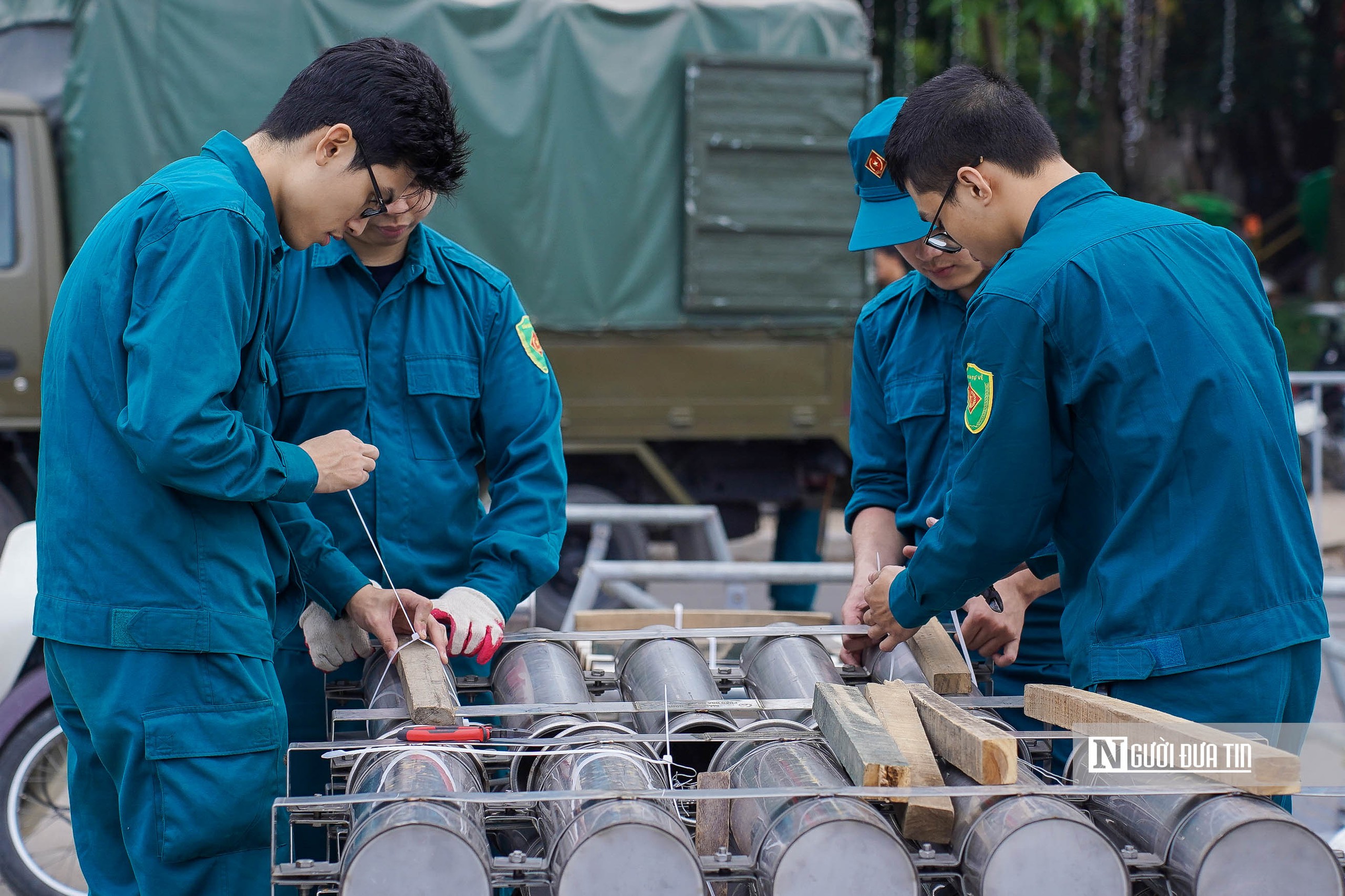 H&agrave; Nội: An ninh thắt chặt xung quanh c&aacute;c trật địa ph&aacute;o hoa - Ảnh 6.