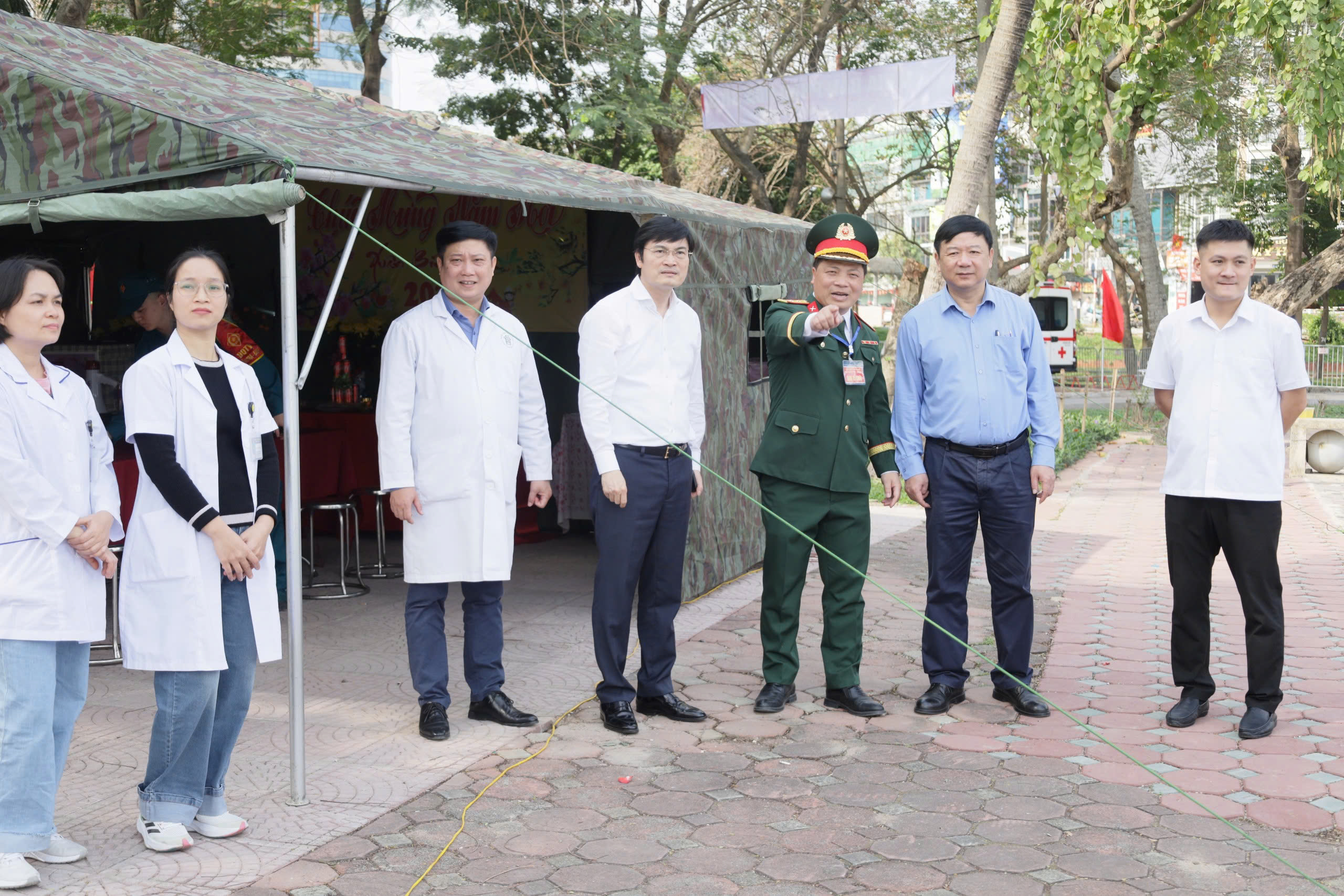 Hà Nội: Bố trí nhân viên y tế, xe cứu thương túc trực 24/24 phục vụ bắn pháo hoa Tết Nguyên đán- Ảnh 2. Hà Nội: Bố trí nhân viên y tế, xe cứu thương túc trực 24/24 phục vụ bắn pháo hoa Tết Nguyên đán- Ảnh 2.