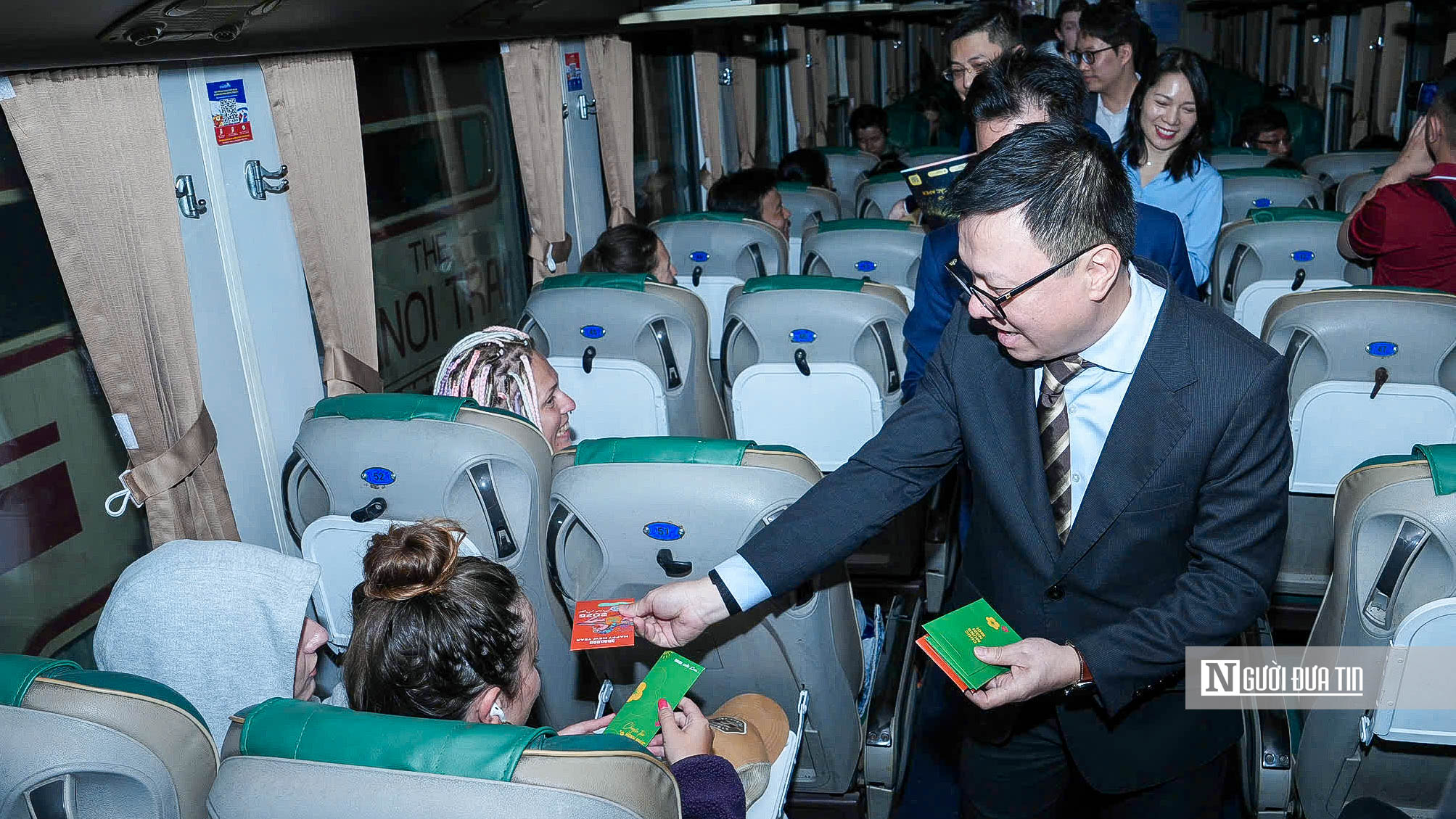 Chuyến t&agrave;u cuối c&ugrave;ng năm Ất Tỵ rời ga H&agrave; Nội- Ảnh 6.