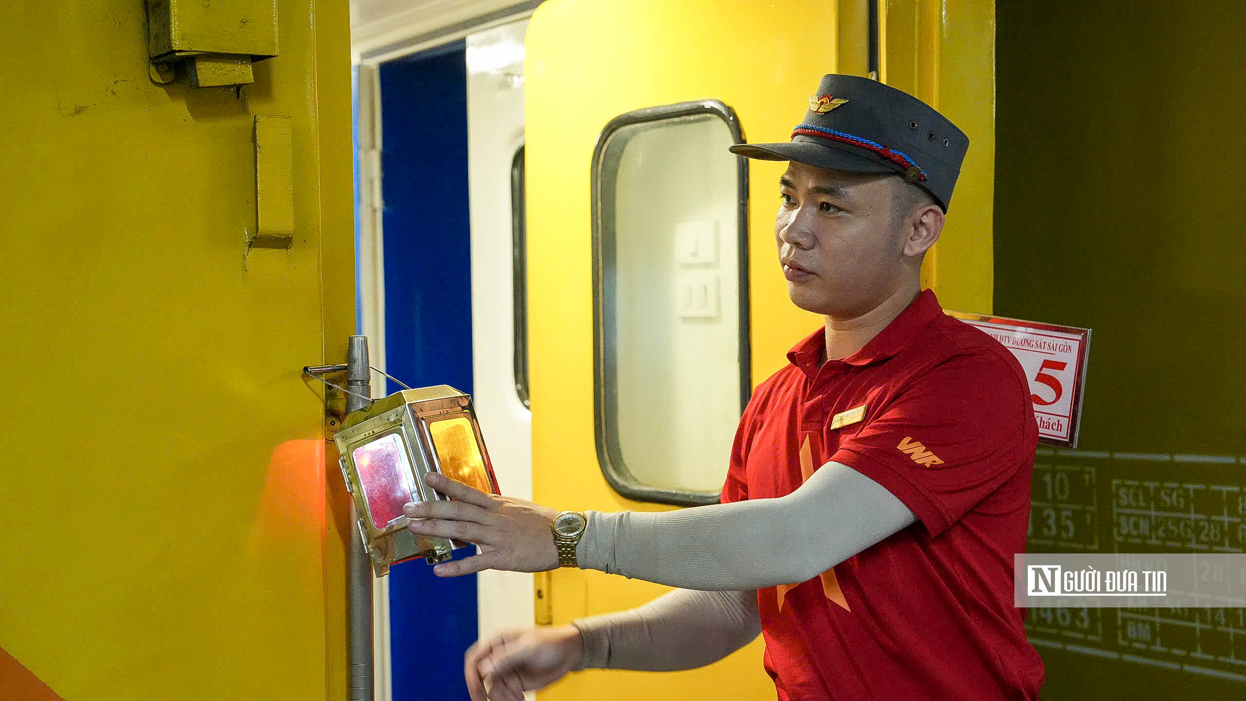 Chuyến t&agrave;u cuối c&ugrave;ng năm Ất Tỵ rời ga H&agrave; Nội- Ảnh 9.