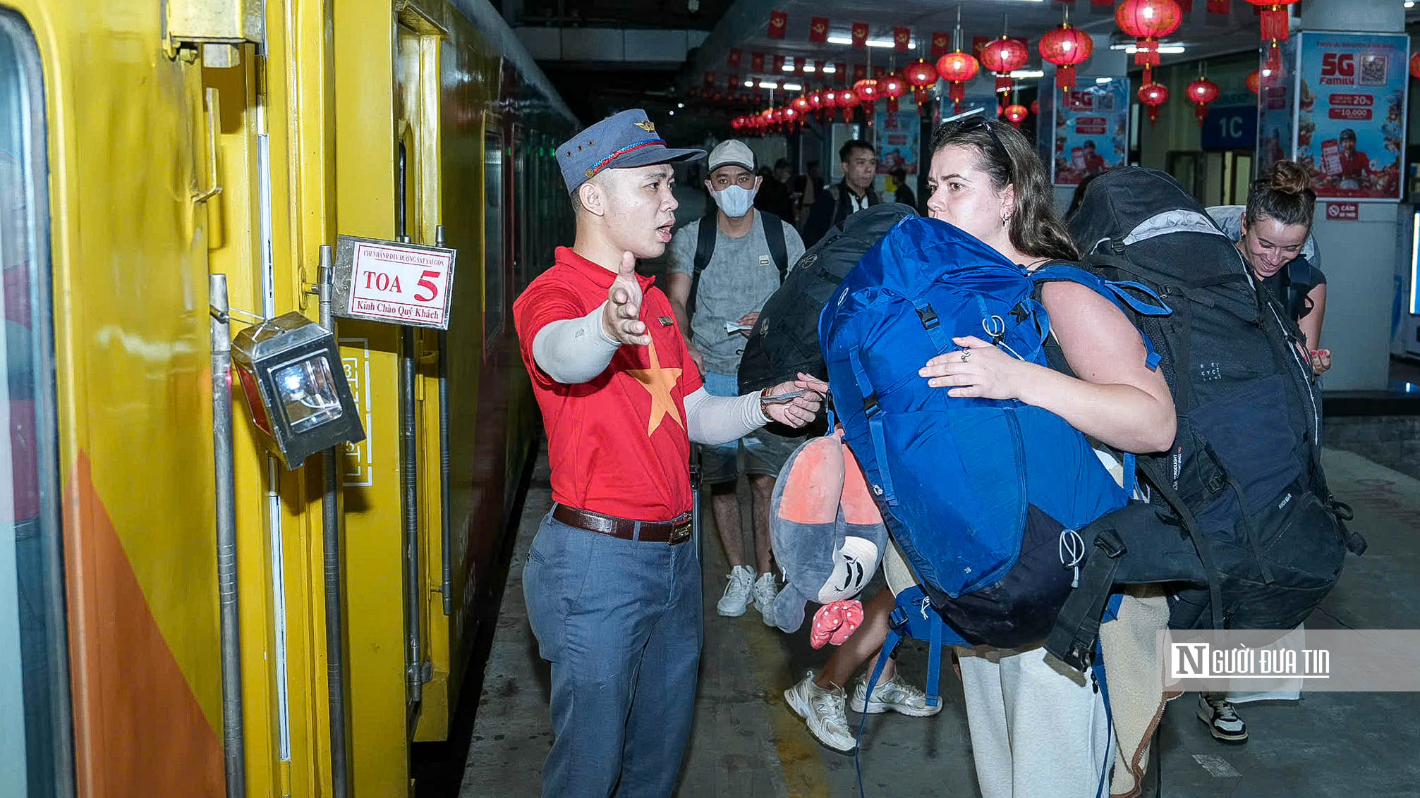 Chuyến t&agrave;u cuối c&ugrave;ng năm Ất Tỵ rời ga H&agrave; Nội- Ảnh 2.