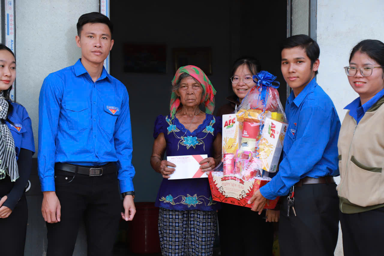 Xuân Bính Ngọ 2026: Ấm áp nơi vùng đồng bào dân tộc thiểu số xã La Dạ- Ảnh 1.