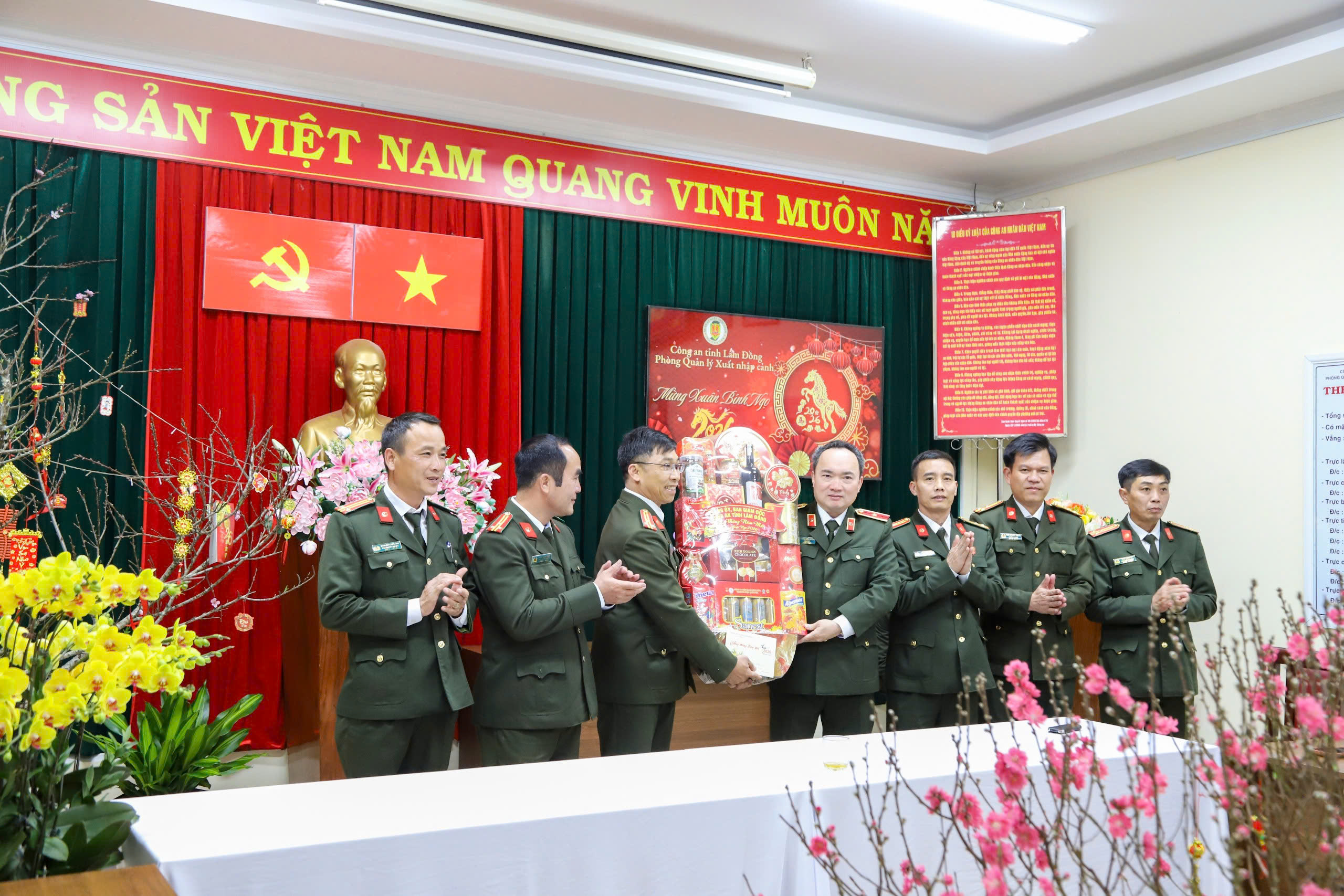 Trắng đêm giữ bình yên: Công an Lâm Đồng trực chiến xuyên giao thừa- Ảnh 4. Trắng đêm giữ bình yên: Công an Lâm Đồng trực chiến xuyên giao thừa- Ảnh 4.