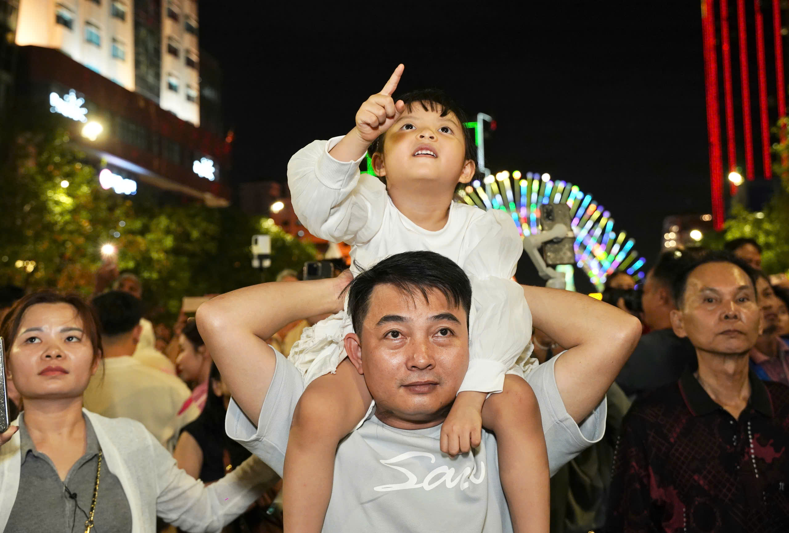 Tp.HCM rực rỡ sắc màu đêm pháo hoa giao thừa- Ảnh 9.