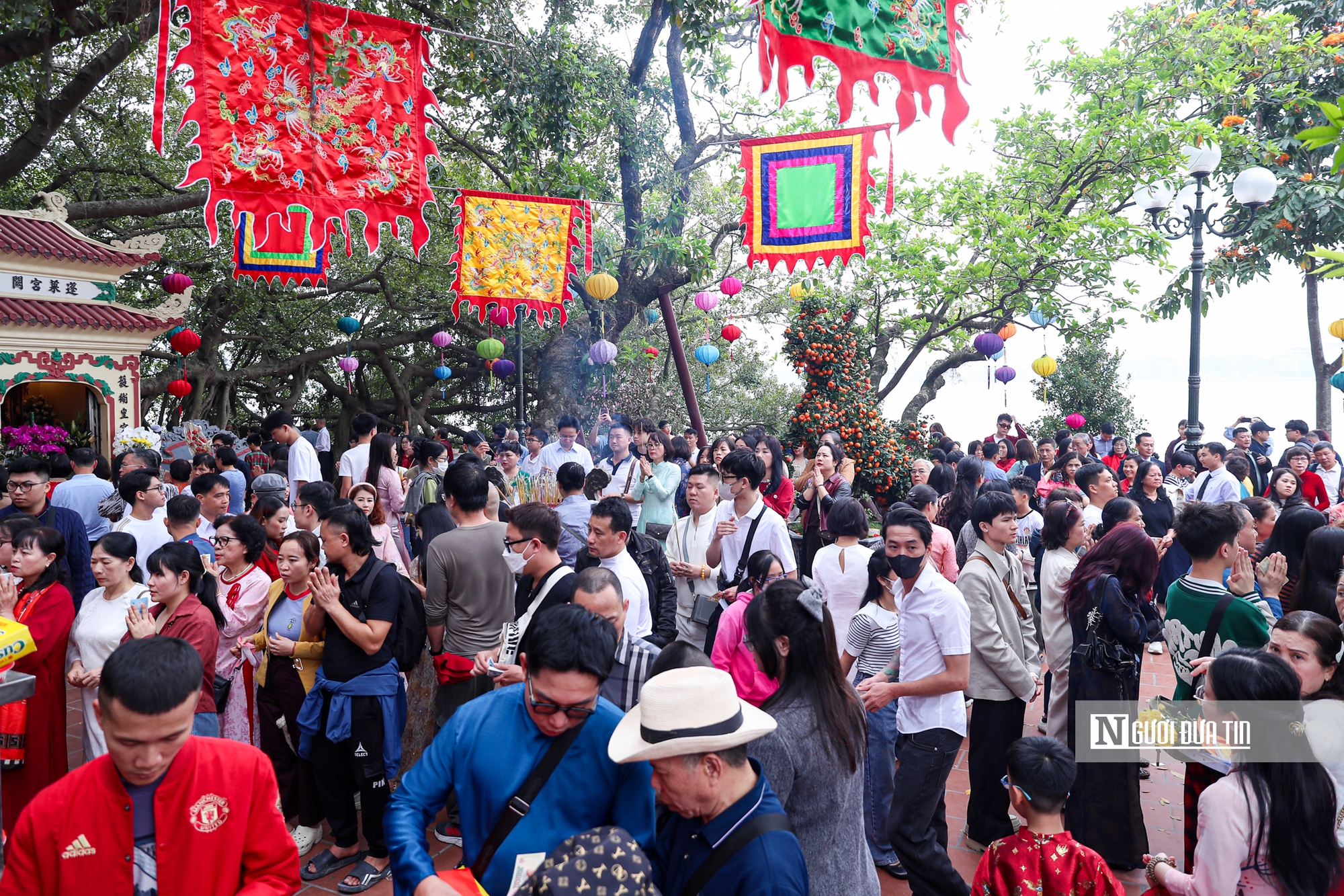 Người người đi cầu an, phủ Tây Hồ đông nghịt ngày đầu năm mới- Ảnh 1. Người người đi cầu an, phủ Tây Hồ đông nghịt ngày đầu năm mới- Ảnh 1.