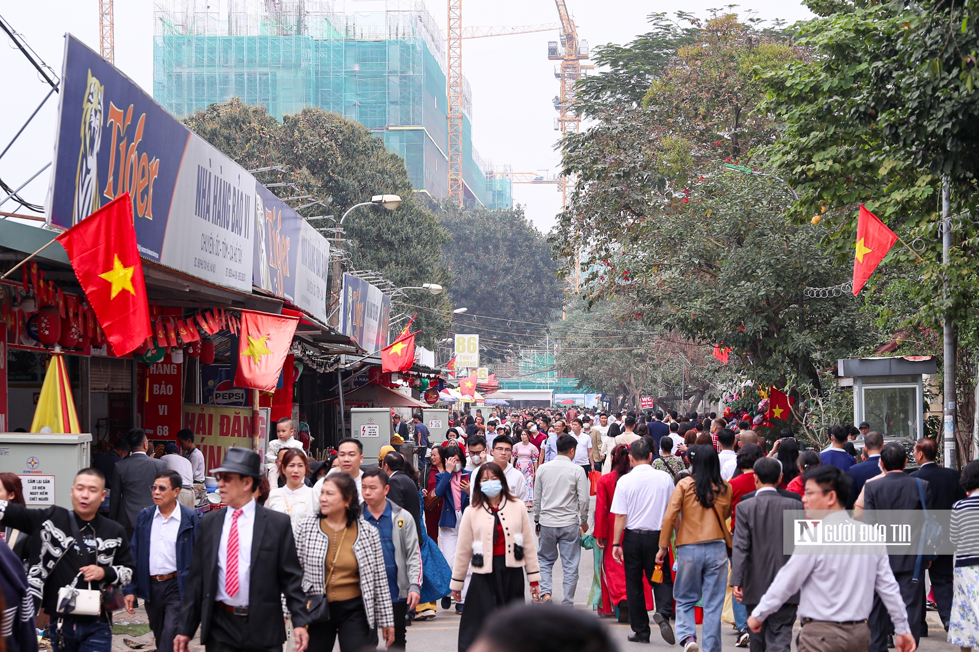 Người người đi cầu an, phủ Tây Hồ đông nghịt ngày đầu năm mới- Ảnh 2. Người người đi cầu an, phủ Tây Hồ đông nghịt ngày đầu năm mới- Ảnh 2.