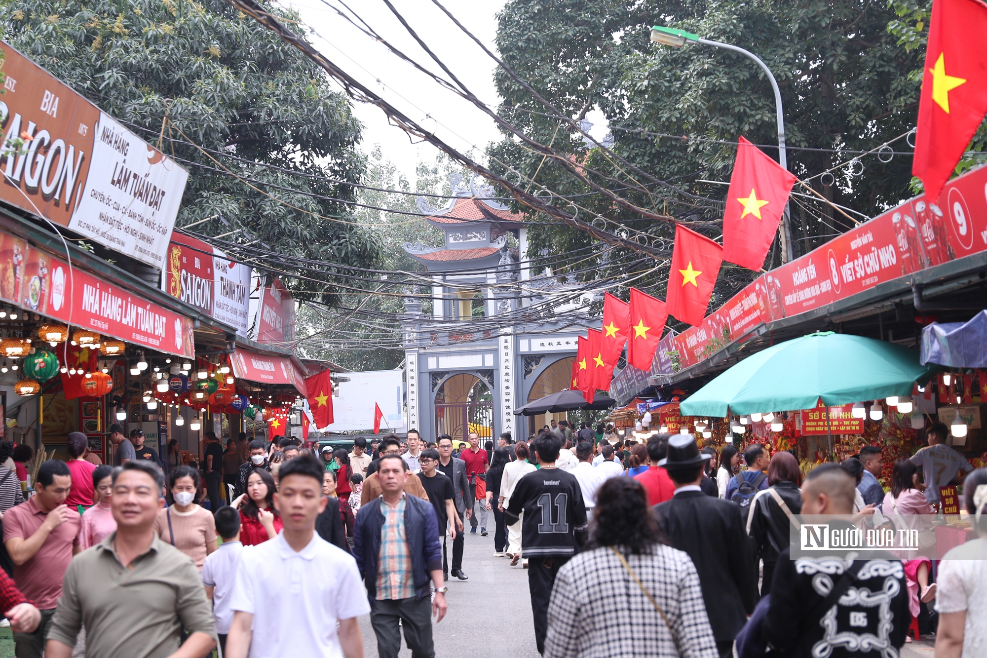 Người người đi cầu an, phủ Tây Hồ đông nghịt ngày đầu năm mới- Ảnh 3. Người người đi cầu an, phủ Tây Hồ đông nghịt ngày đầu năm mới- Ảnh 3.