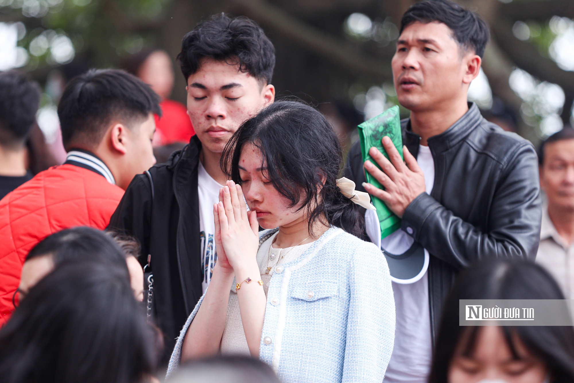 Người người đi cầu an, phủ Tây Hồ đông nghịt ngày đầu năm mới- Ảnh 4. Người người đi cầu an, phủ Tây Hồ đông nghịt ngày đầu năm mới- Ảnh 4.