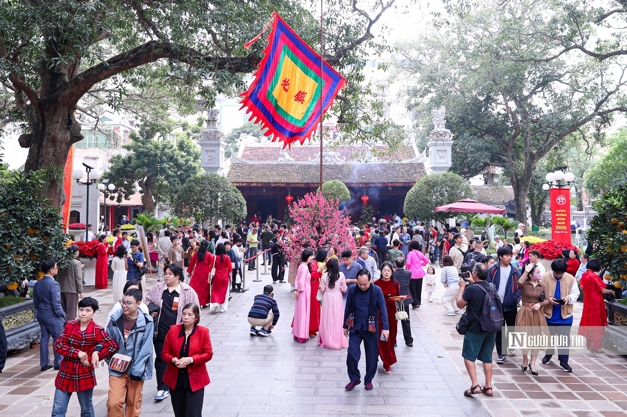 Người người đi cầu an, phủ Tây Hồ đông nghịt ngày đầu năm mới- Ảnh 6. Người người đi cầu an, phủ Tây Hồ đông nghịt ngày đầu năm mới- Ảnh 6.