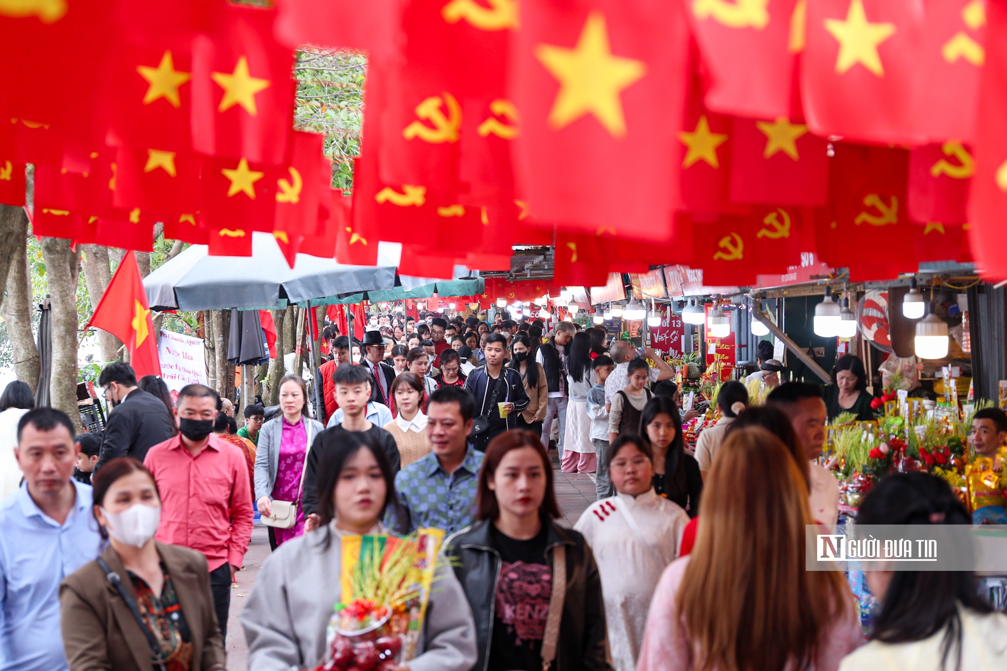 Người người đi cầu an, phủ Tây Hồ đông nghịt ngày đầu năm mới- Ảnh 7. Người người đi cầu an, phủ Tây Hồ đông nghịt ngày đầu năm mới- Ảnh 7.