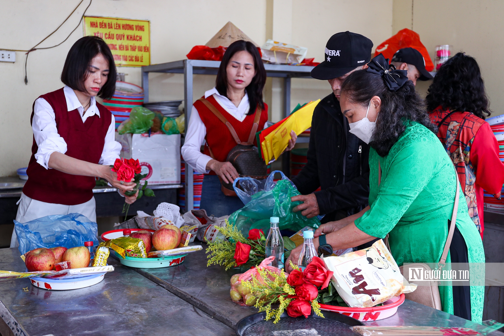 Người người đi cầu an, phủ Tây Hồ đông nghịt ngày đầu năm mới- Ảnh 8. Người người đi cầu an, phủ Tây Hồ đông nghịt ngày đầu năm mới- Ảnh 8.