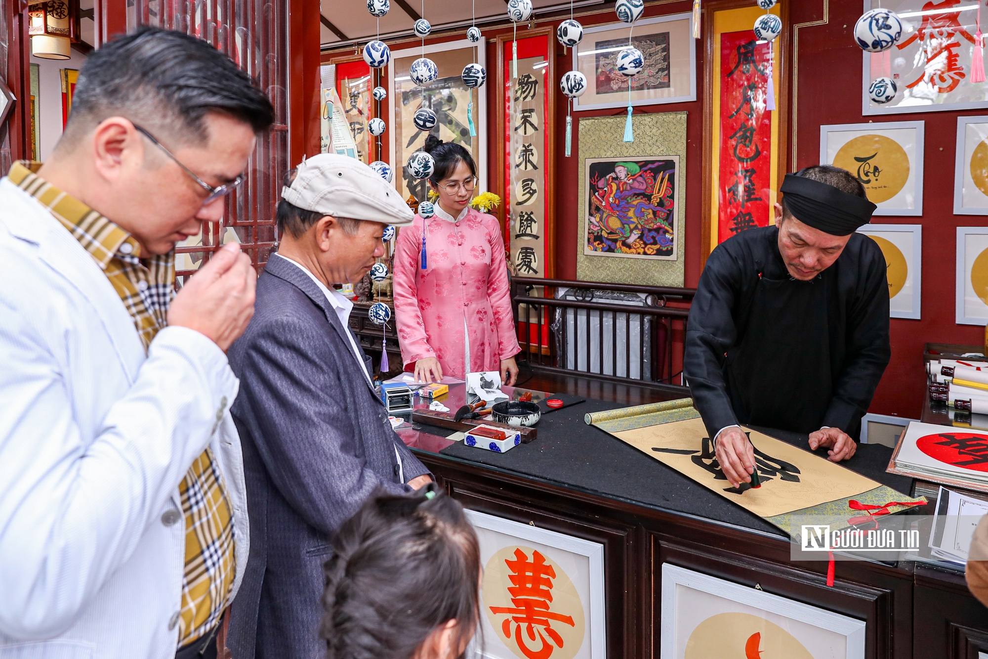 Người người đi cầu an, phủ Tây Hồ đông nghịt ngày đầu năm mới- Ảnh 9. Người người đi cầu an, phủ Tây Hồ đông nghịt ngày đầu năm mới- Ảnh 9.