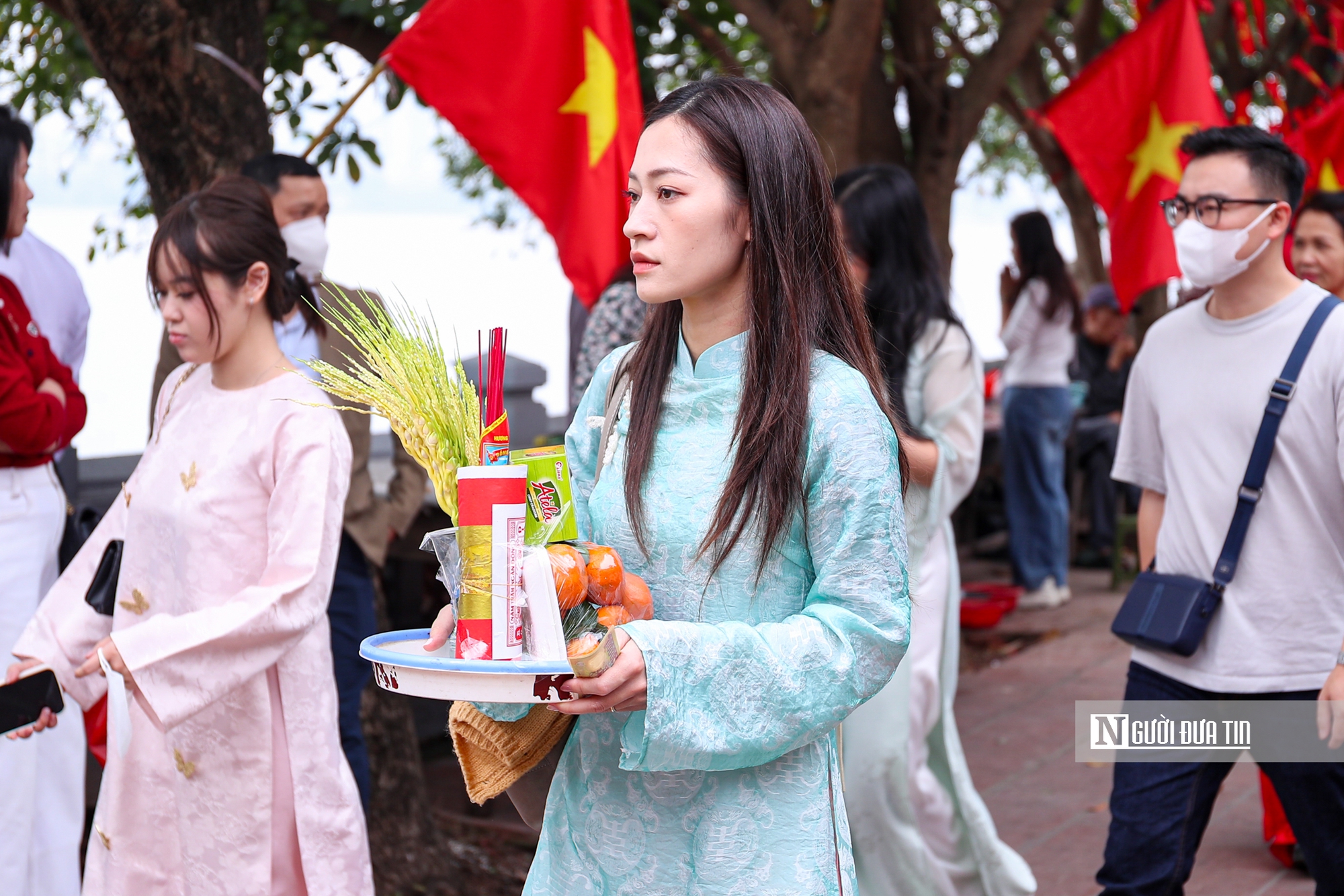 Người người đi cầu an, phủ Tây Hồ đông nghịt ngày đầu năm mới- Ảnh 10. Người người đi cầu an, phủ Tây Hồ đông nghịt ngày đầu năm mới- Ảnh 10.