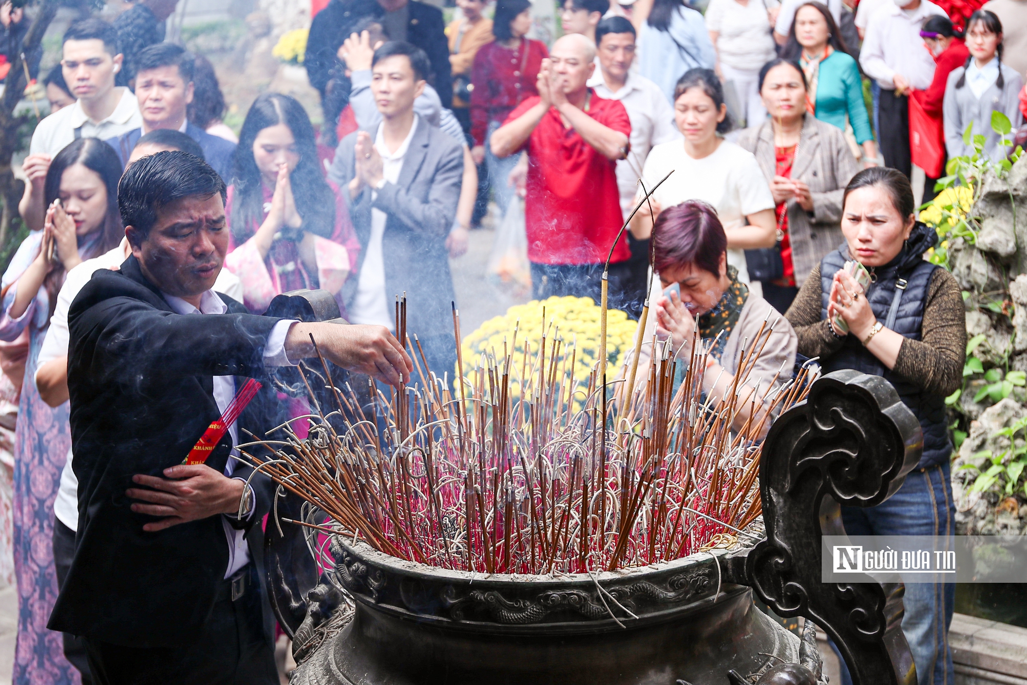 Người người đi cầu an, phủ Tây Hồ đông nghịt ngày đầu năm mới- Ảnh 11. Người người đi cầu an, phủ Tây Hồ đông nghịt ngày đầu năm mới- Ảnh 11.