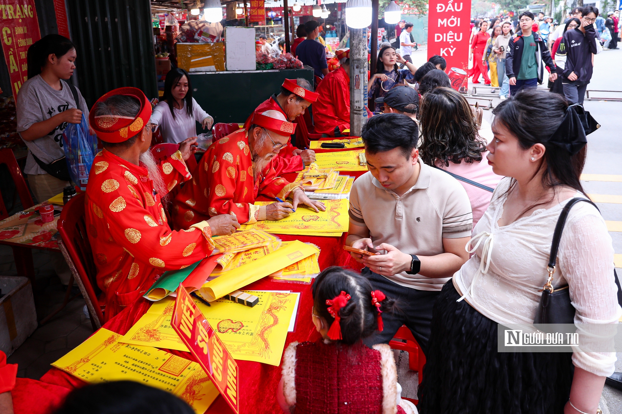 Người người đi cầu an, phủ Tây Hồ đông nghịt ngày đầu năm mới- Ảnh 12. Người người đi cầu an, phủ Tây Hồ đông nghịt ngày đầu năm mới- Ảnh 12.