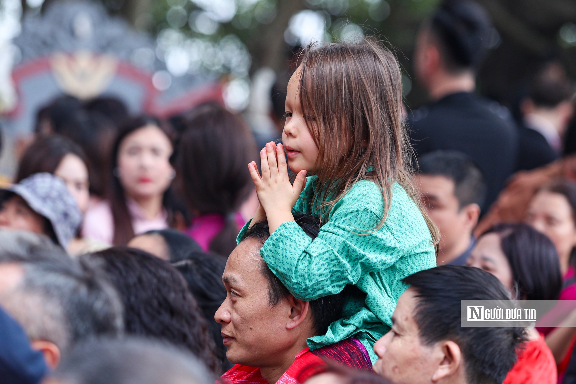 Người người đi cầu an, phủ Tây Hồ đông nghịt ngày đầu năm mới- Ảnh 13. Người người đi cầu an, phủ Tây Hồ đông nghịt ngày đầu năm mới- Ảnh 13.