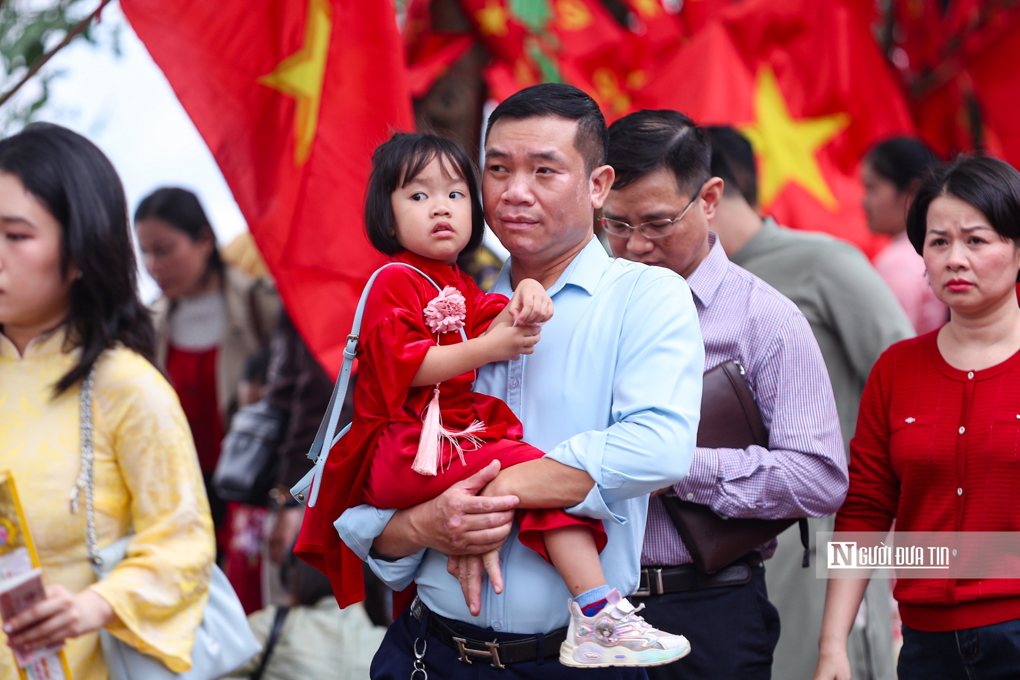 Người người đi cầu an, phủ Tây Hồ đông nghịt ngày đầu năm mới- Ảnh 14. Người người đi cầu an, phủ Tây Hồ đông nghịt ngày đầu năm mới- Ảnh 14.