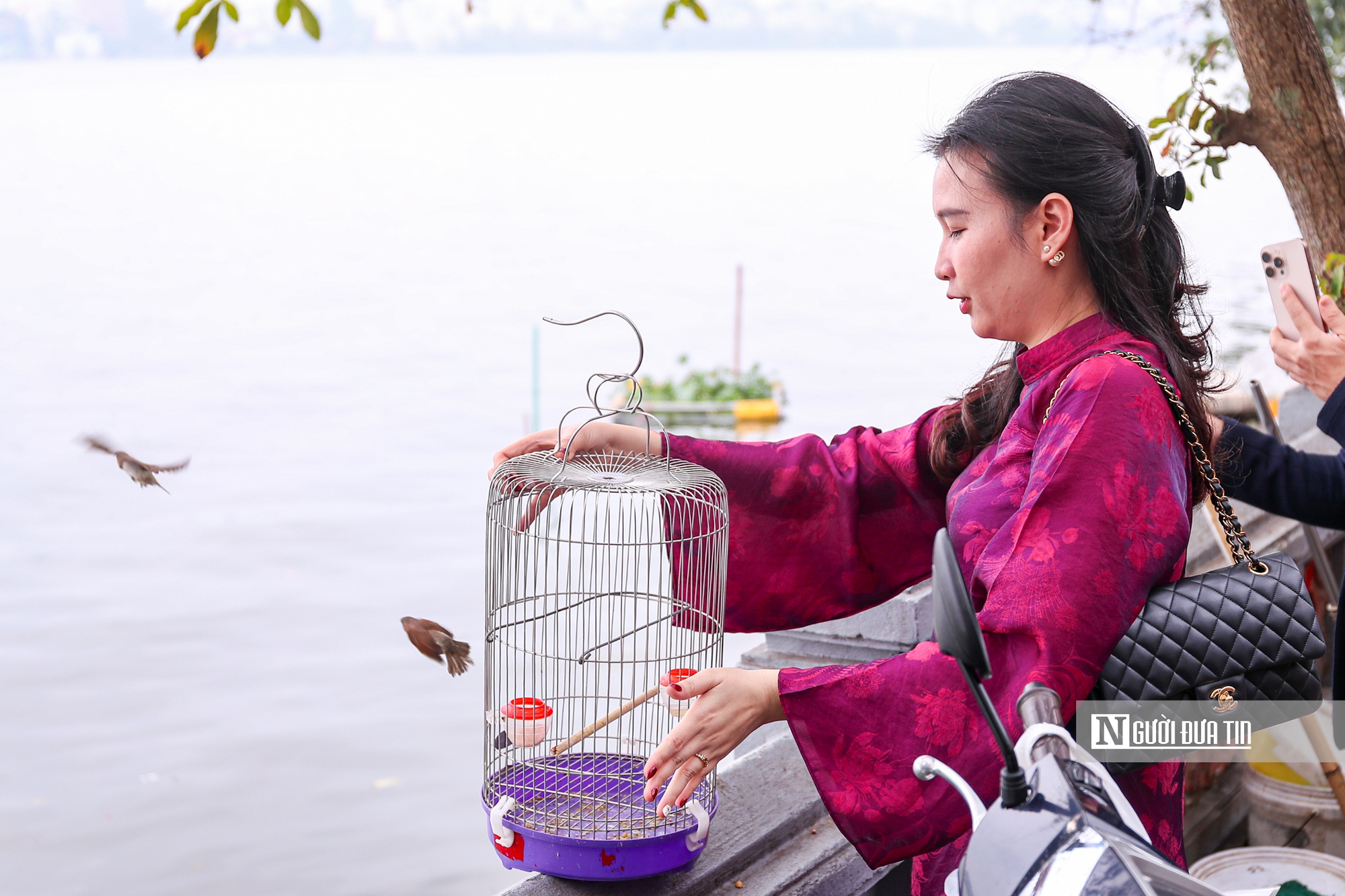 Người người đi cầu an, phủ Tây Hồ đông nghịt ngày đầu năm mới- Ảnh 15. Người người đi cầu an, phủ Tây Hồ đông nghịt ngày đầu năm mới- Ảnh 15.