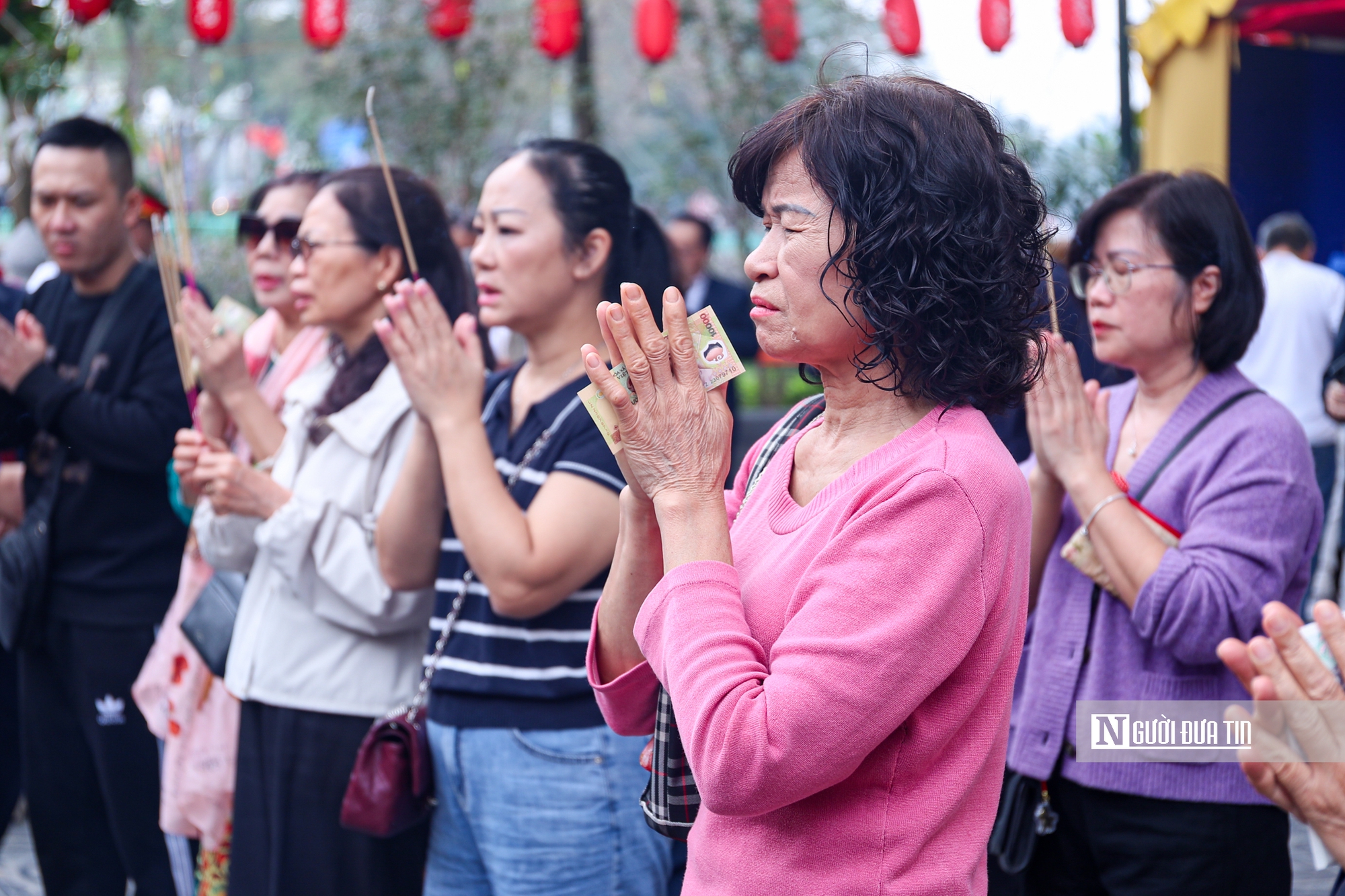 Người người đi cầu an, phủ Tây Hồ đông nghịt ngày đầu năm mới- Ảnh 16. Người người đi cầu an, phủ Tây Hồ đông nghịt ngày đầu năm mới- Ảnh 16.