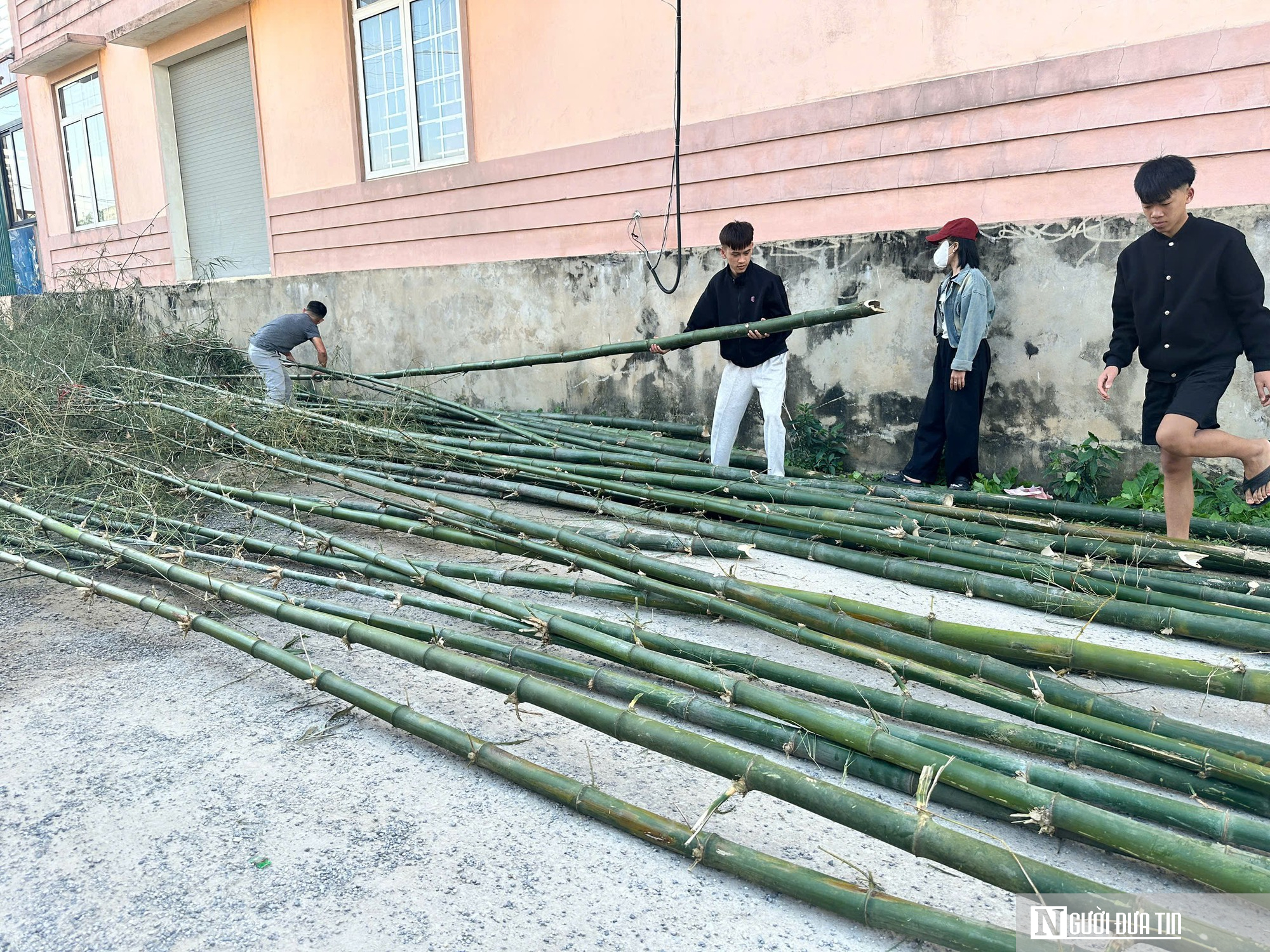 Cây nêu ngày Tết gửi gắm ước vọng một năm mới bình an, đủ đầy- Ảnh 1.