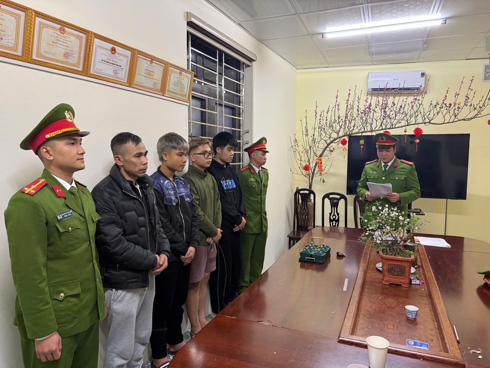 Khởi tố nhóm đối tượng dùng súng đe dọa rồi đánh con nợ- Ảnh 2.