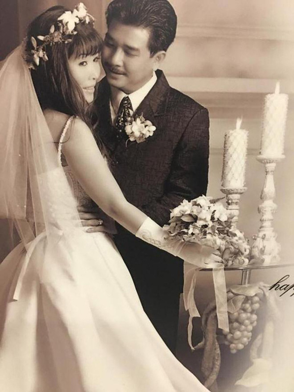 "B&agrave; tr&ugrave;m s&acirc;n khấu" tuổi B&iacute;nh Ngọ l&agrave; Gi&aacute;m đốc, h&ocirc;n nh&acirc;n vi&ecirc;n m&atilde;n b&ecirc;n chồng l&agrave; t&agrave;i tử điện ảnh - Ảnh 4.